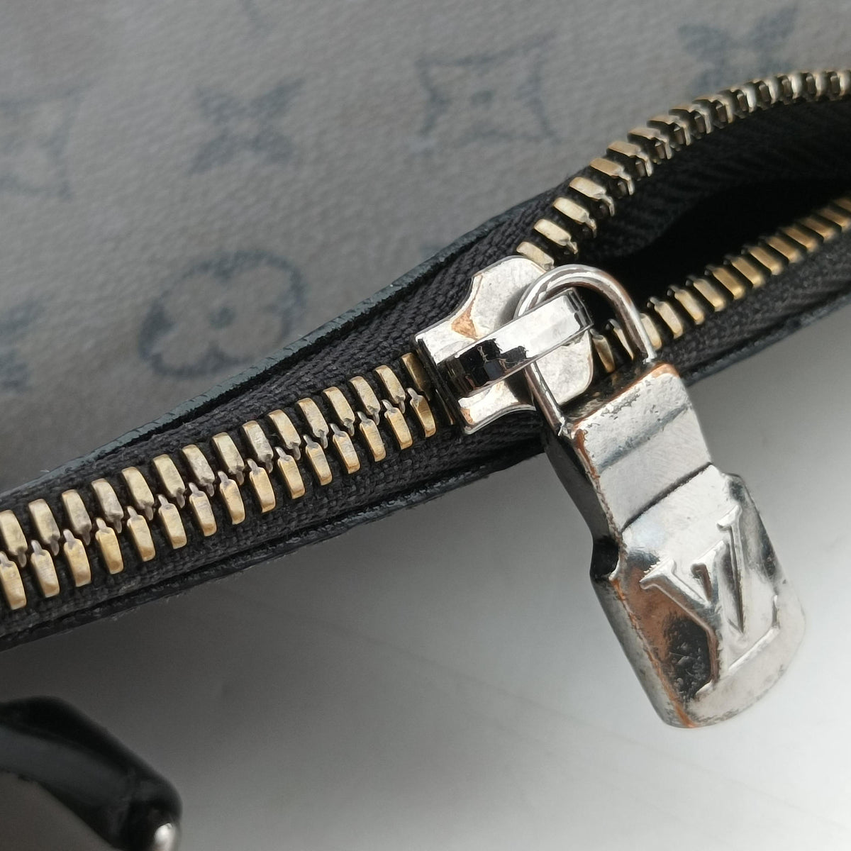 Secondhand Louis Vuitton Trio Messenger Gris Monogram Shadow M46603 shoulderbag | stylenewstar