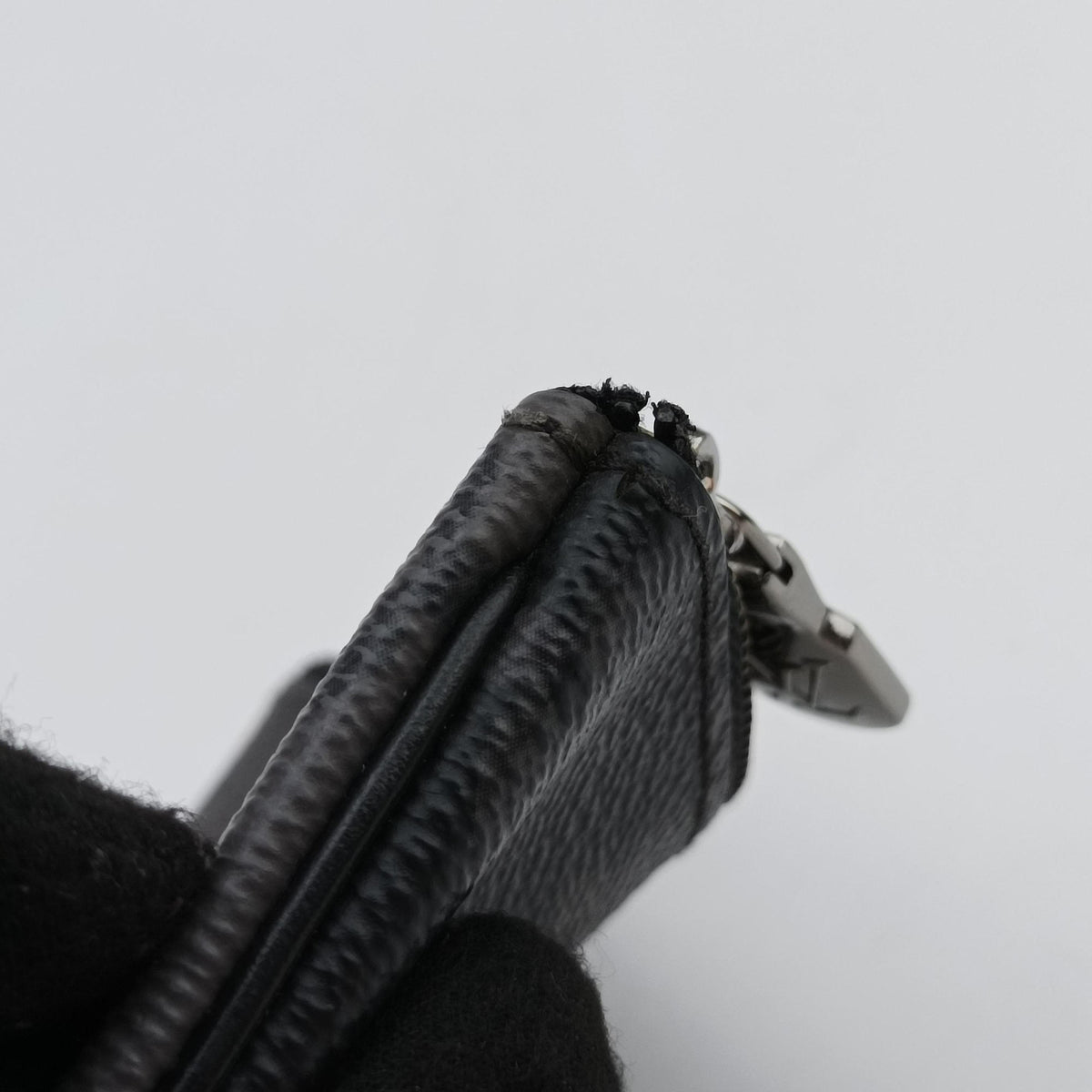 Secondhand Louis Vuitton Trio Messenger Gris Monogram Shadow M46603 shoulderbag | stylenewstar