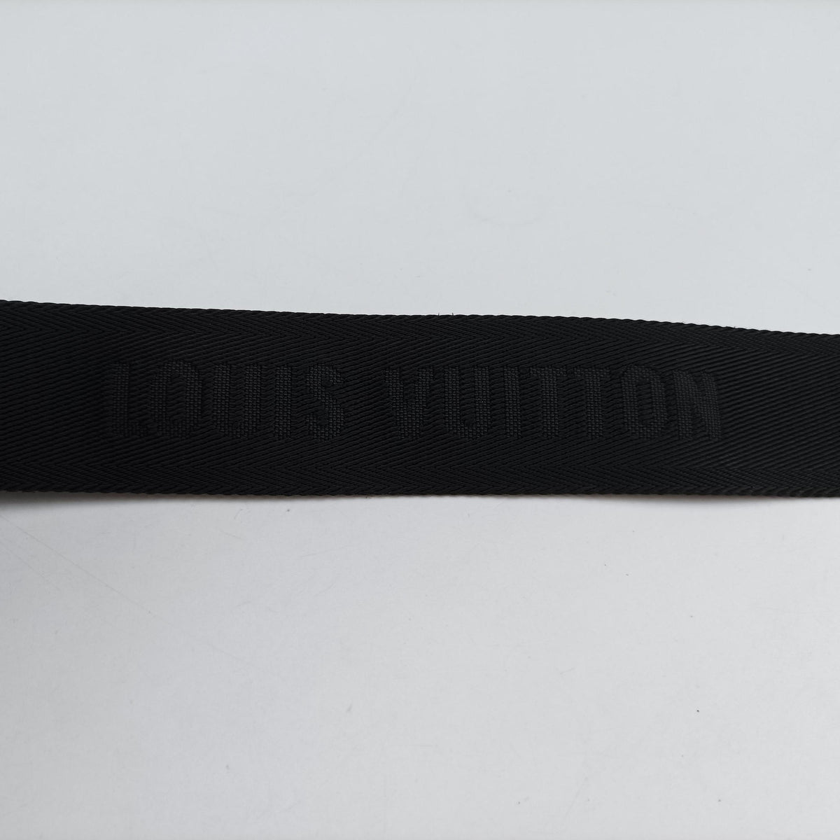 Secondhand Louis Vuitton Trio Messenger Gris Monogram Shadow M46603 shoulderbag | stylenewstar