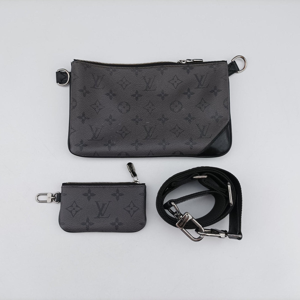 Secondhand Louis Vuitton Trio Messenger Gris Monogram Shadow M46603 shoulderbag | stylenewstar