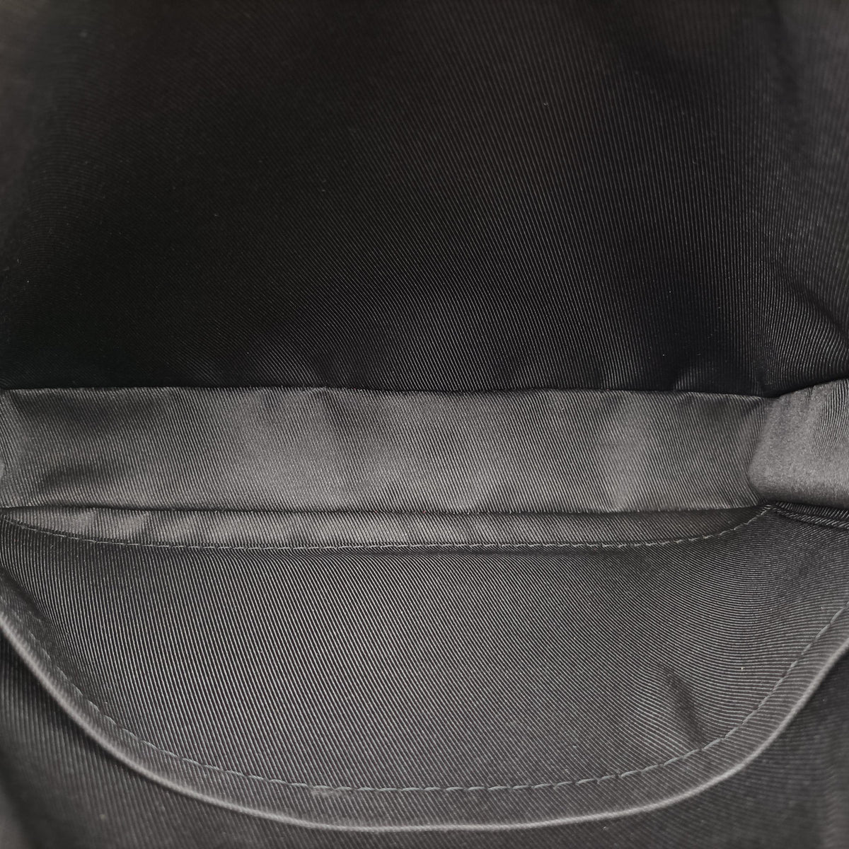 Secondhand Louis Vuitton Trio Messenger Gris Monogram Shadow M46603 shoulderbag | stylenewstar