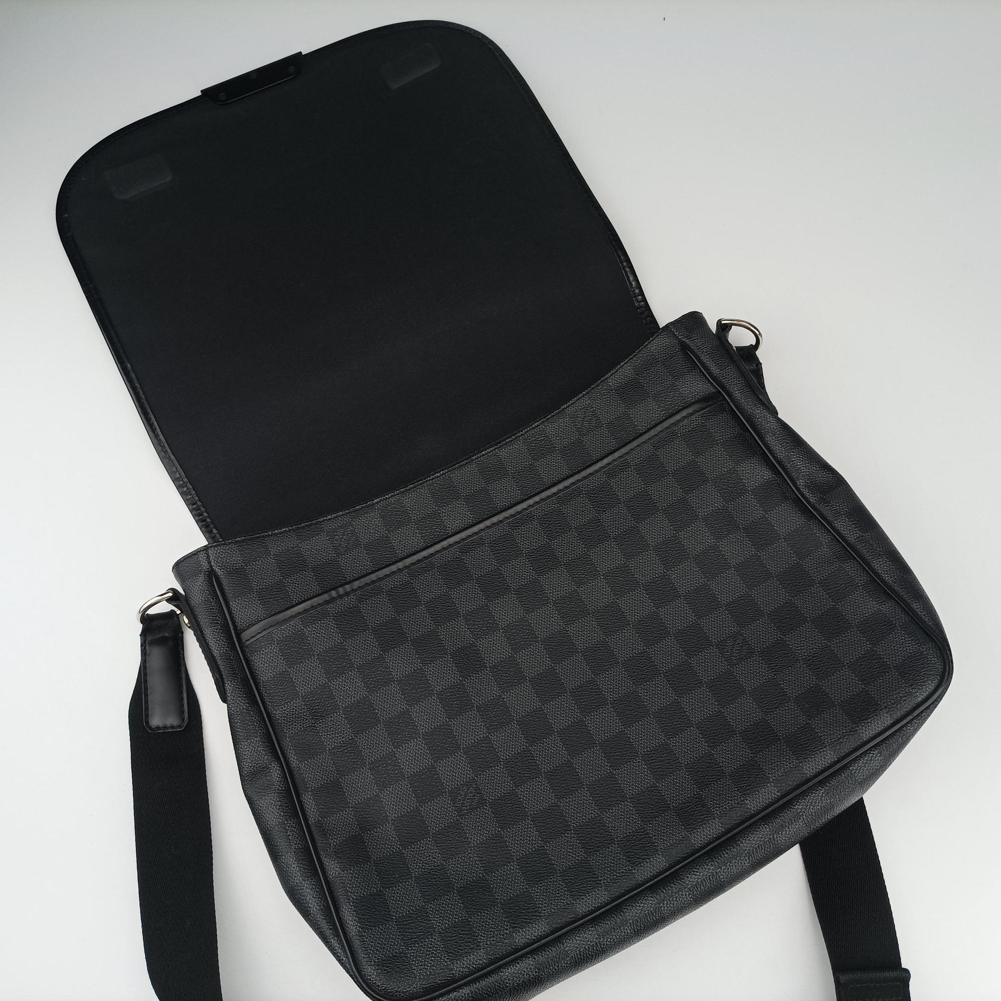 Secondhand Louis Vuitton DANIEL MM Noir Damier GRAPHITE N58029 shoulderbag | stylenewstar