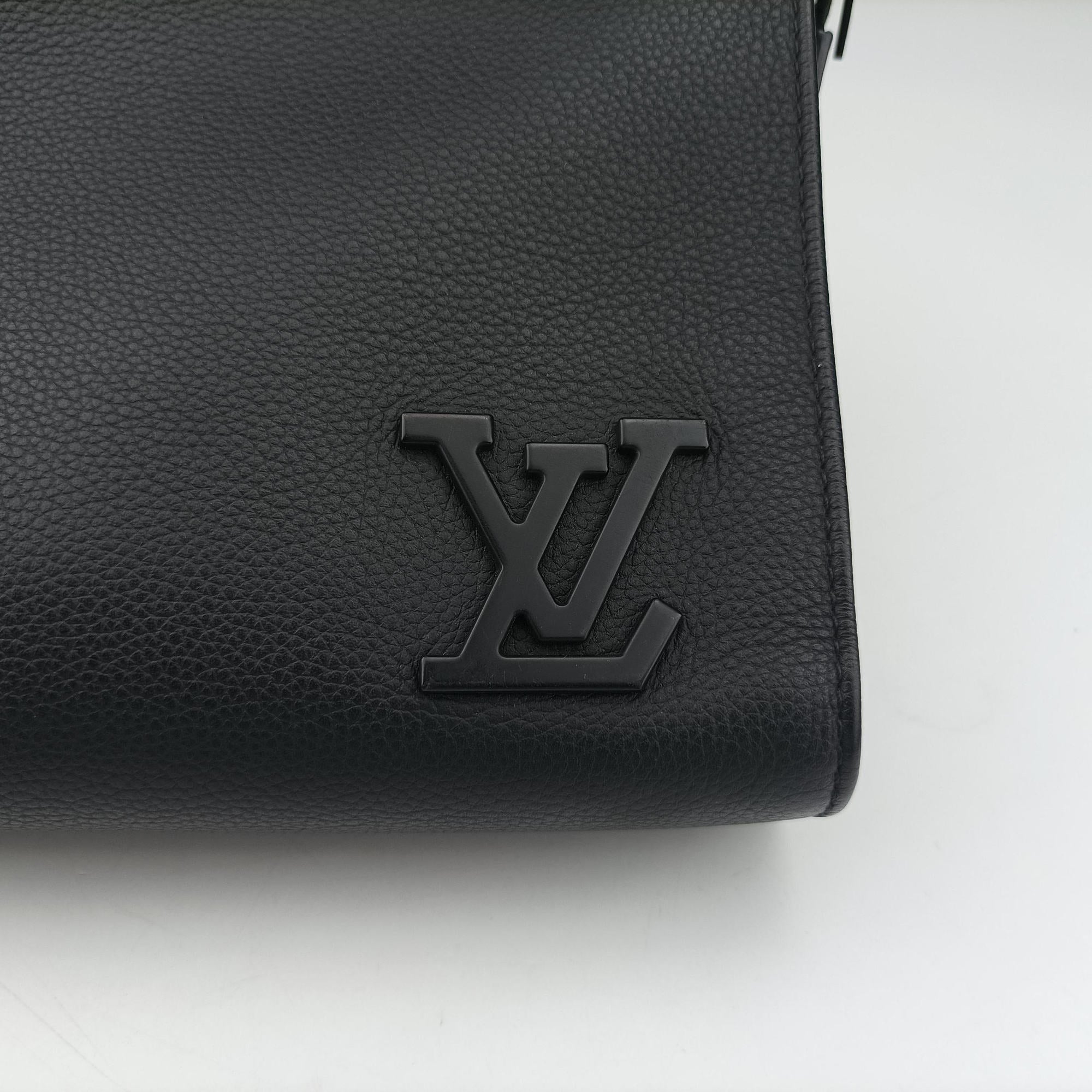 Pre-owned Louis Vuitton Messenger Voyage Noir Aerogram M59329 shoulderbag | stylenewstar