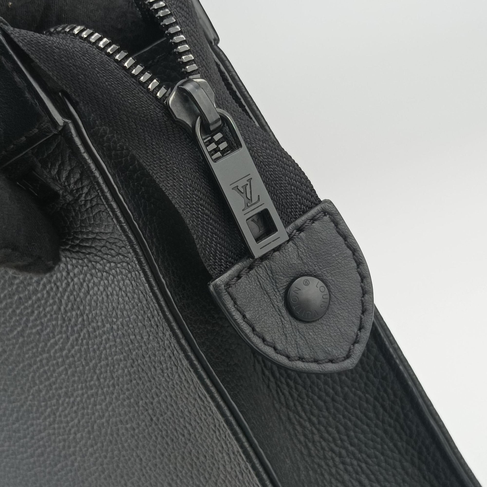 Pre-owned Louis Vuitton Messenger Voyage Noir Aerogram M59329 shoulderbag | stylenewstar