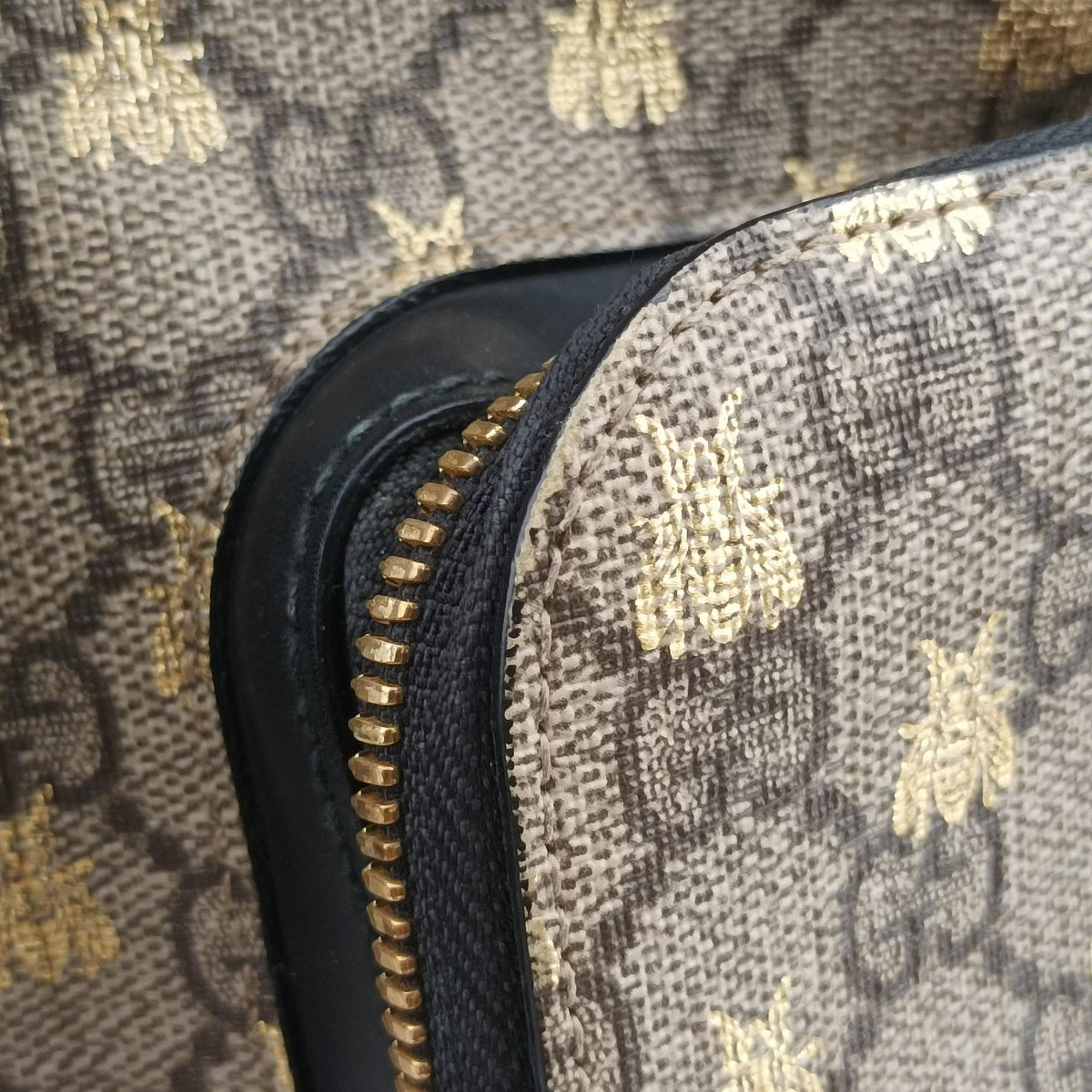 Pre-owned Gucci Bee GG Supreme beige×black PVC coated canvas×leather 427042 backpack/rucksack | stylenewstar