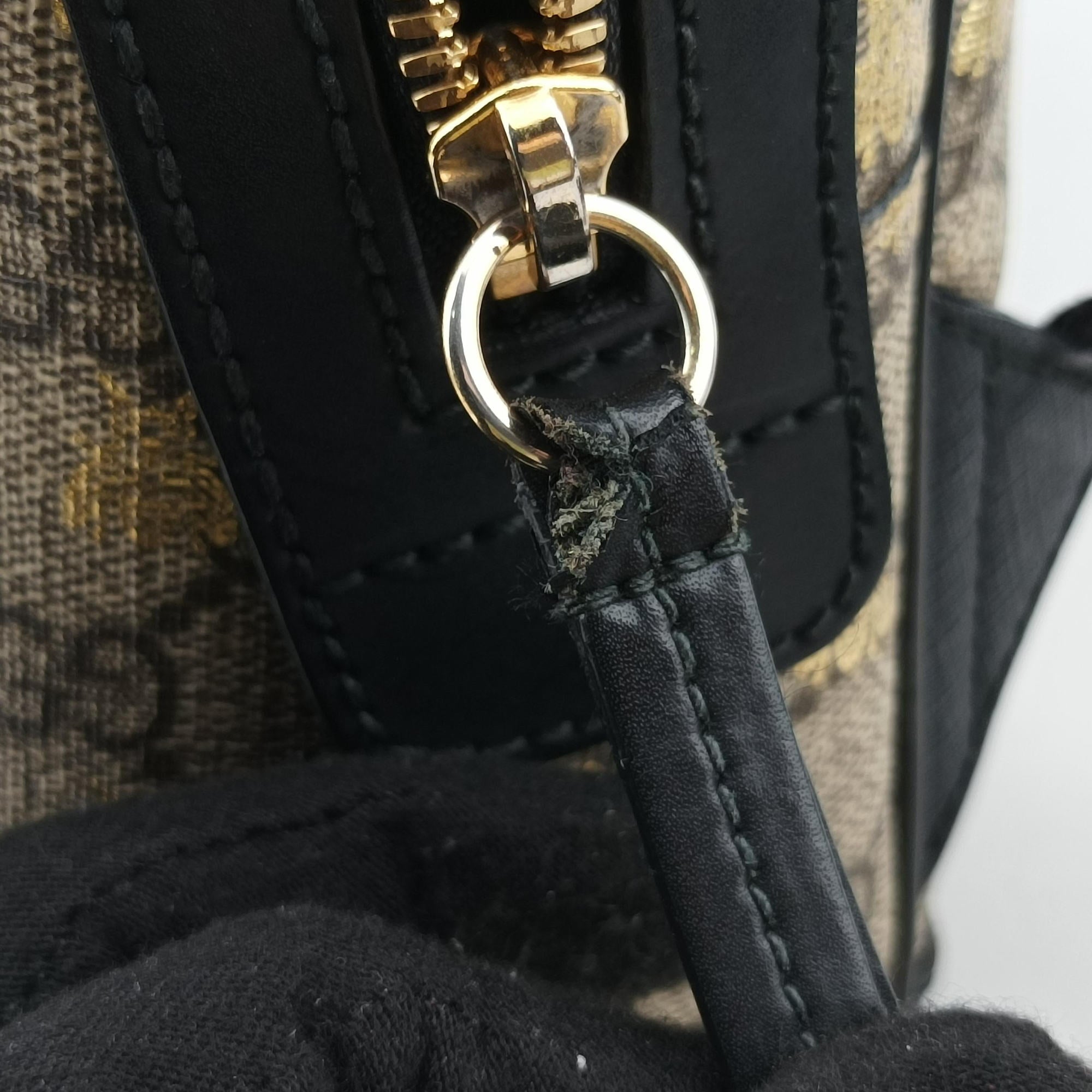 Pre-owned Gucci Bee GG Supreme beige×black PVC coated canvas×leather 427042 backpack/rucksack | stylenewstar