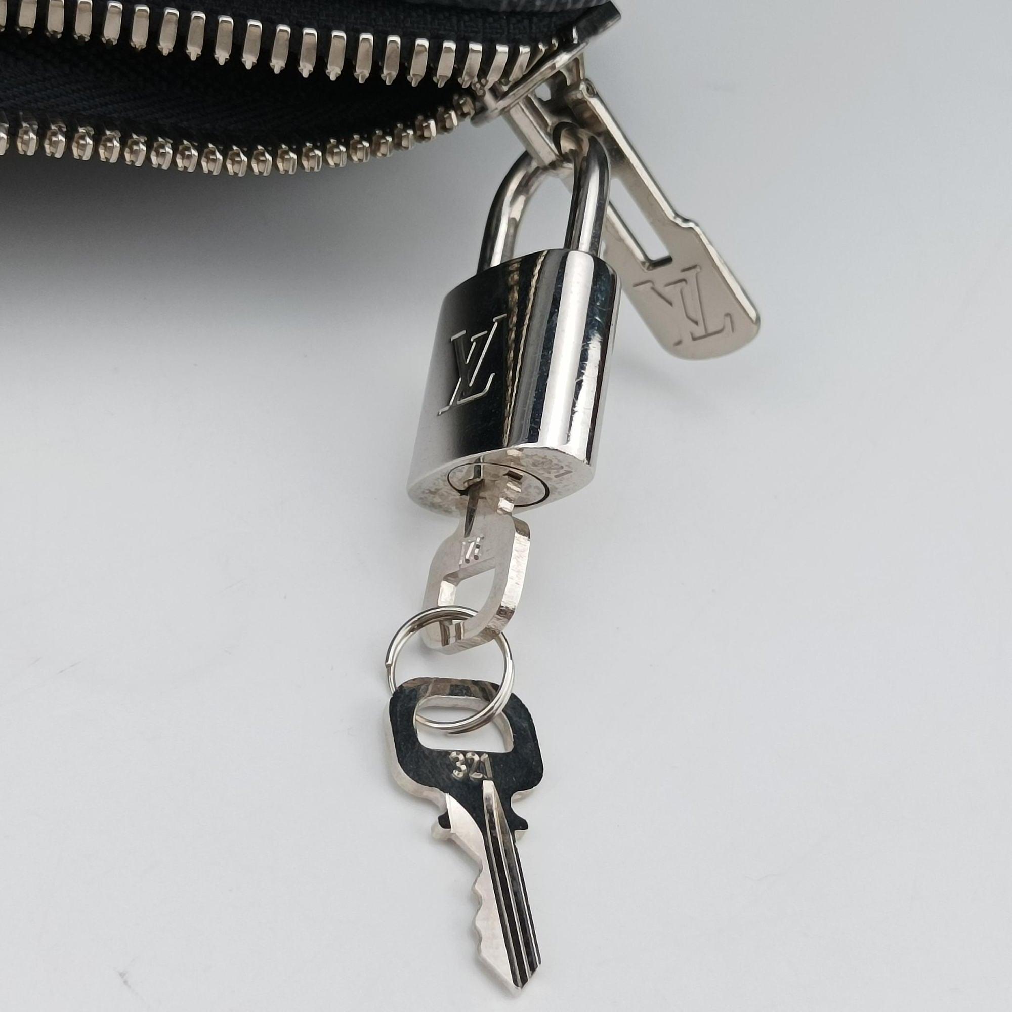 Secondhand Louis Vuitton Keepall Bandouliere 45 Noir Damier Graphite N41418 shoulderbag | stylenewstar
