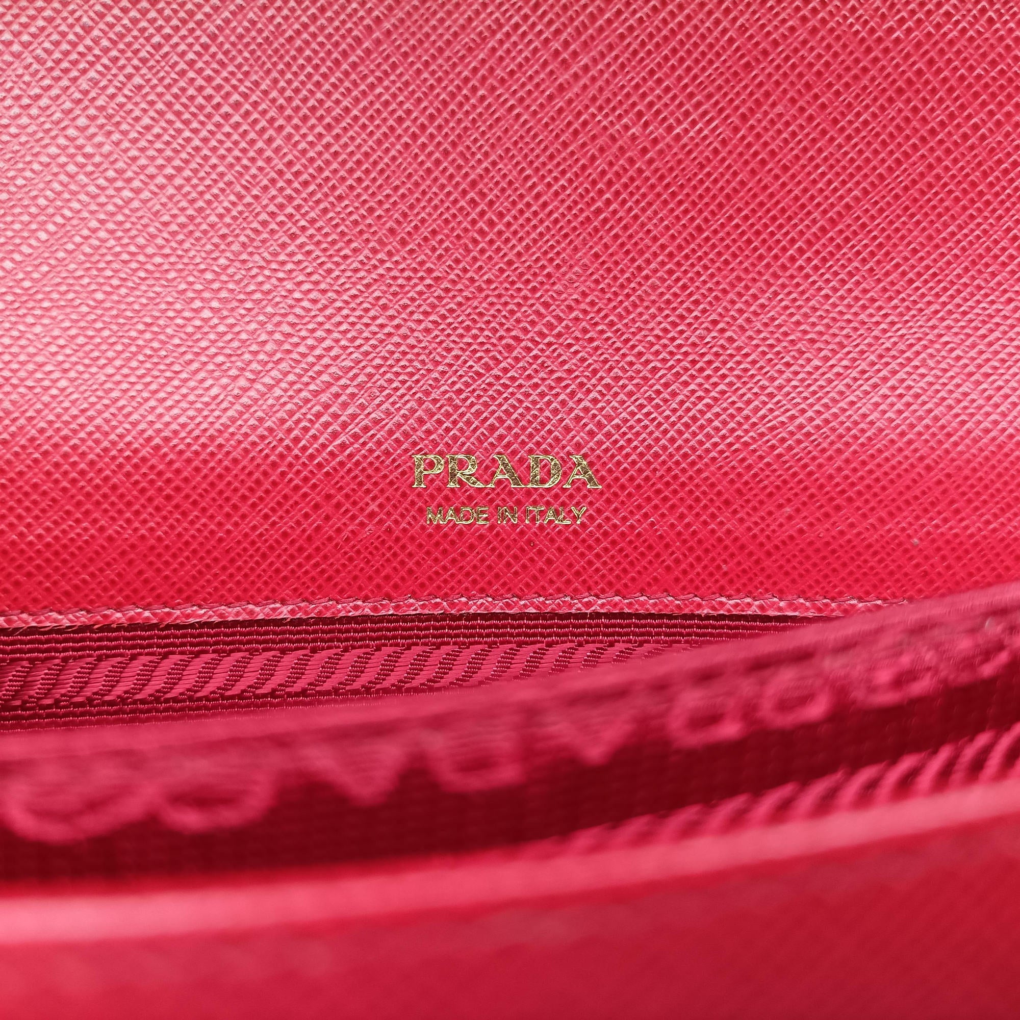 Vintage Prada heart lock Red Saffiano Leather  shoulderbag | stylenewstar