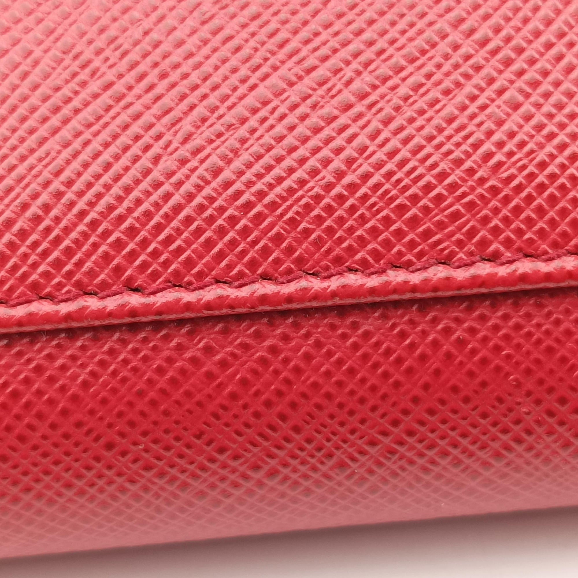 Vintage Prada heart lock Red Saffiano Leather  shoulderbag | stylenewstar