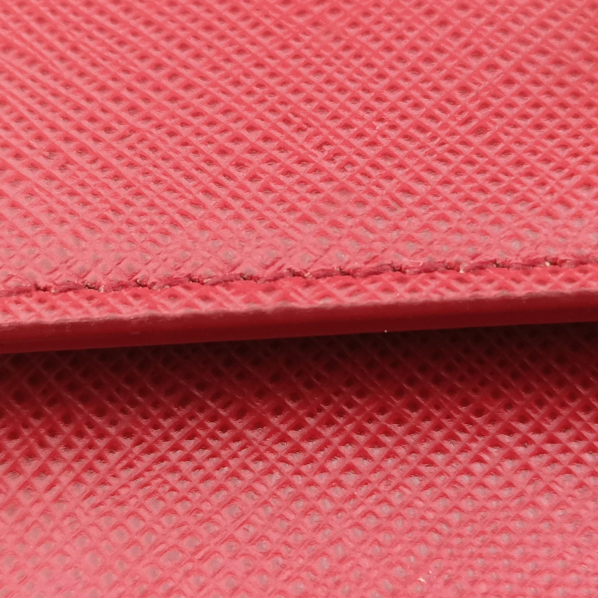 Vintage Prada heart lock Red Saffiano Leather  shoulderbag | stylenewstar