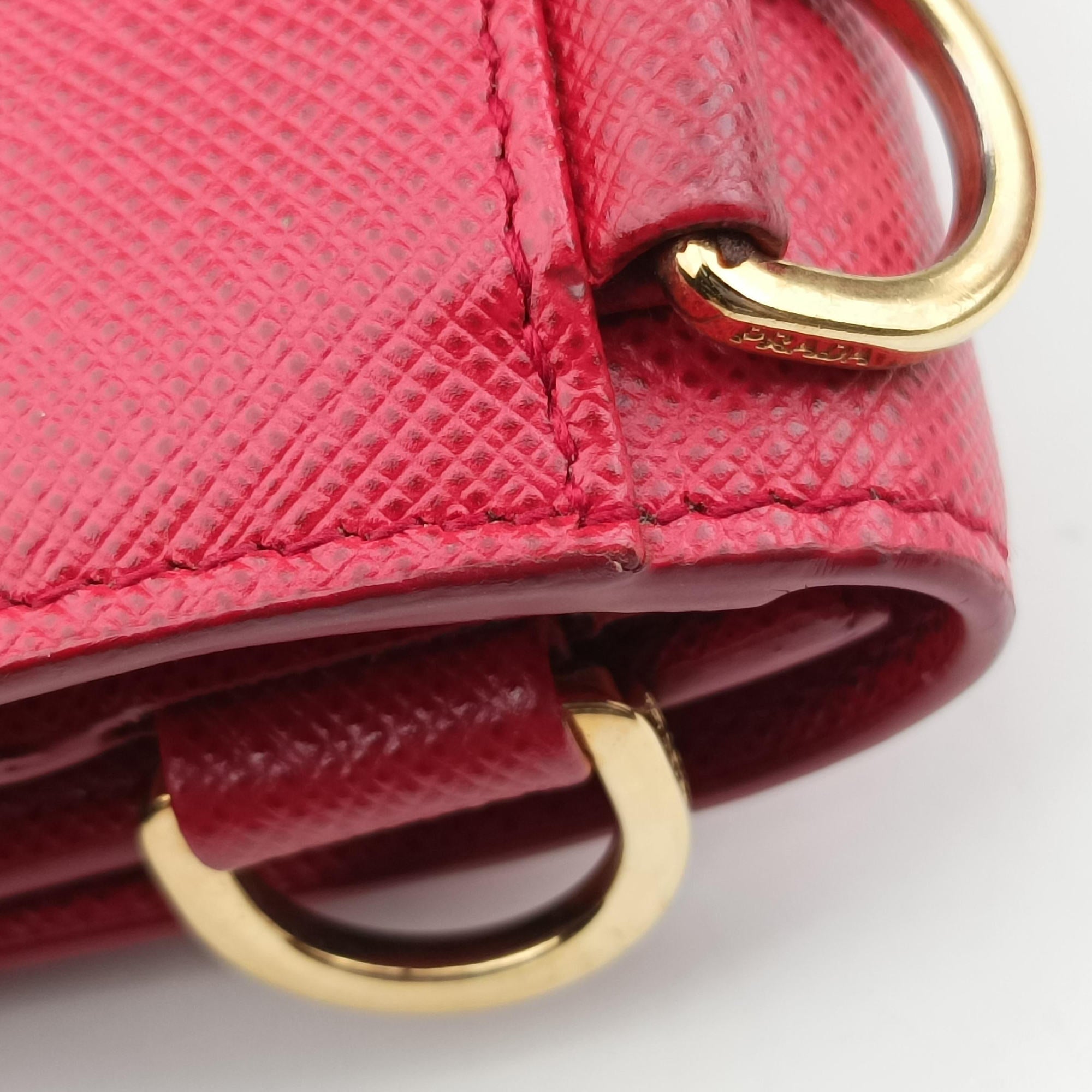 Vintage Prada heart lock Red Saffiano Leather  shoulderbag | stylenewstar