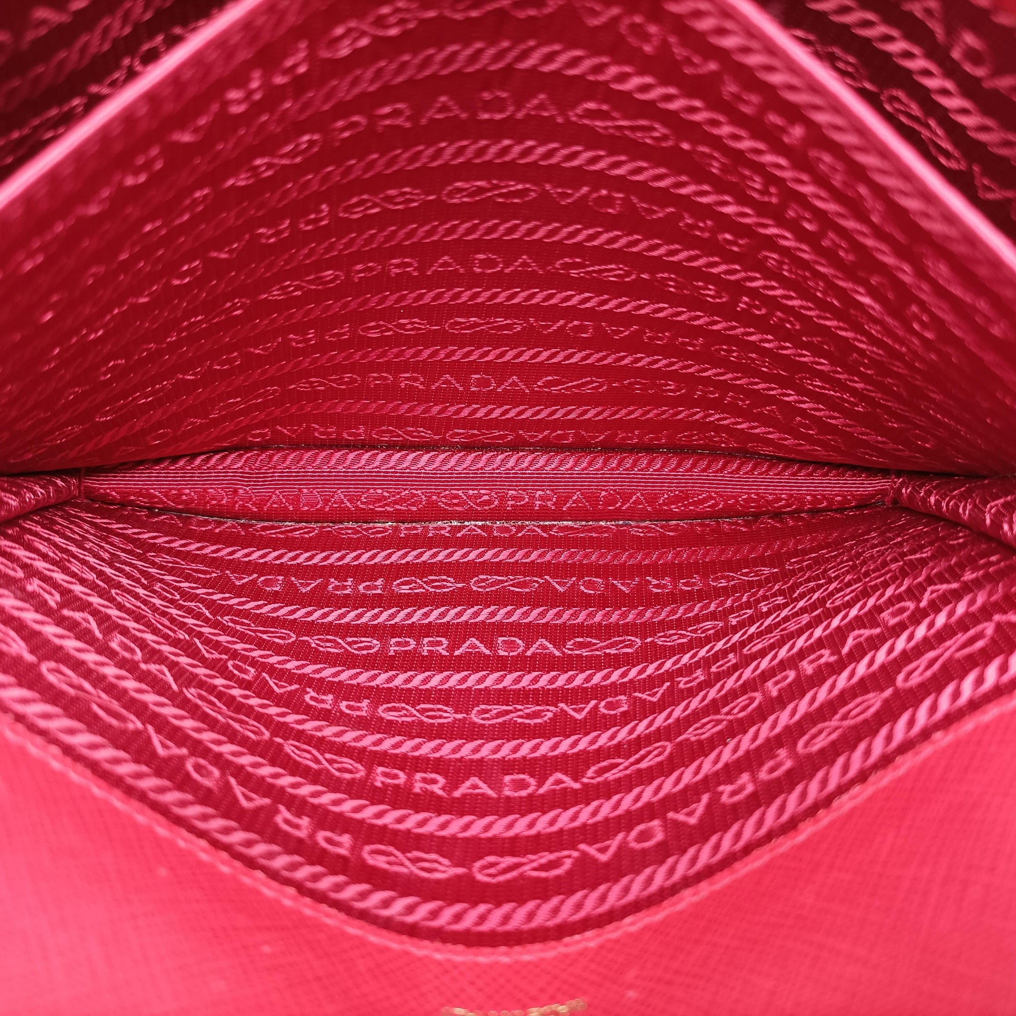 Vintage Prada heart lock Red Saffiano Leather  shoulderbag | stylenewstar