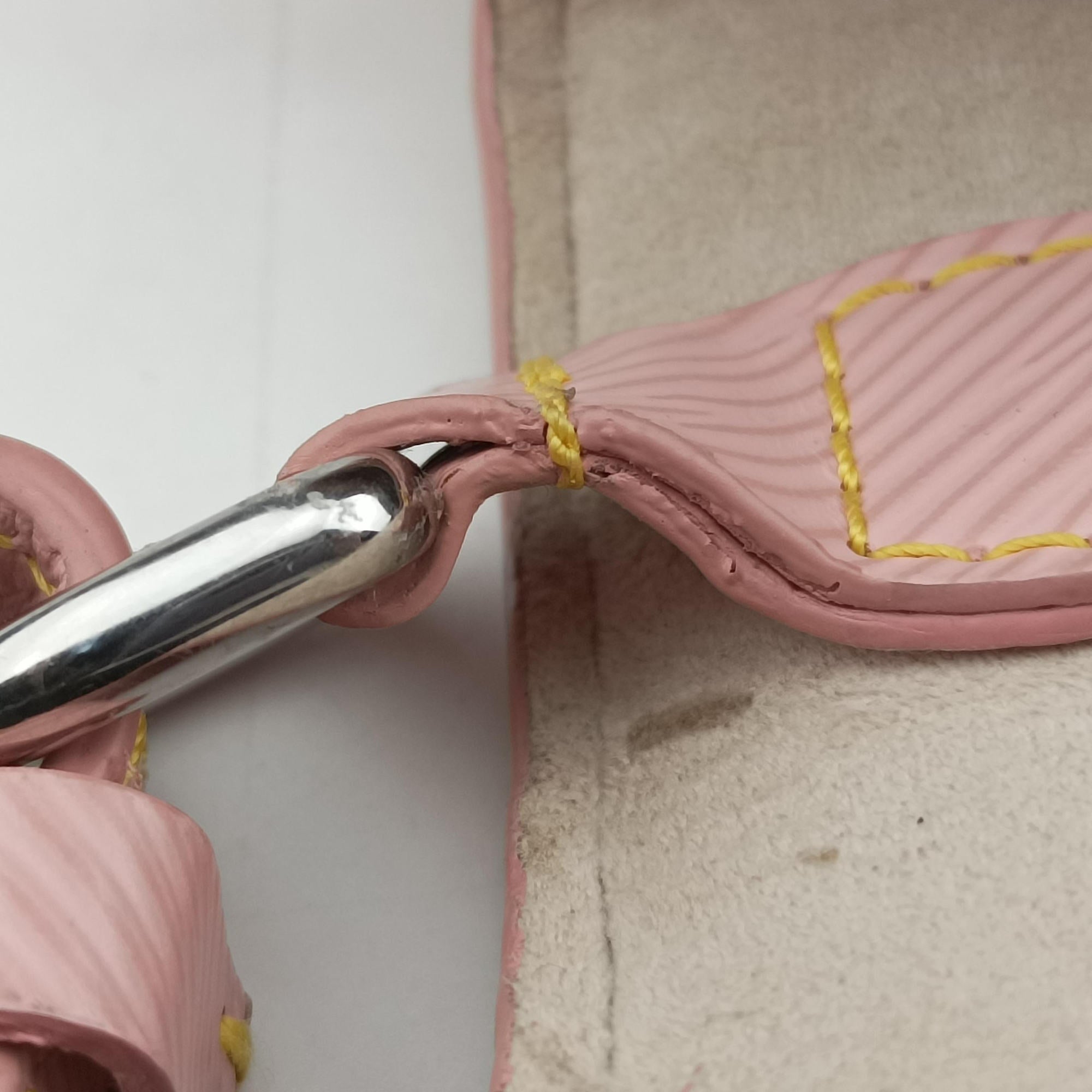 Pre-owned Louis Vuitton Twist MM Pink Epi M50380 shoulderbag | stylenewstar