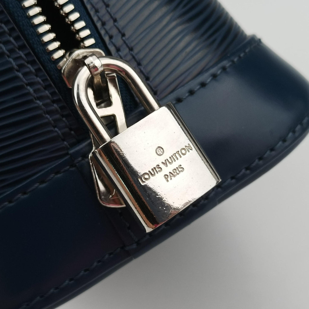 Vintage Louis Vuitton Alma BB navy Epi M40855 shoulderbag | stylenewstar