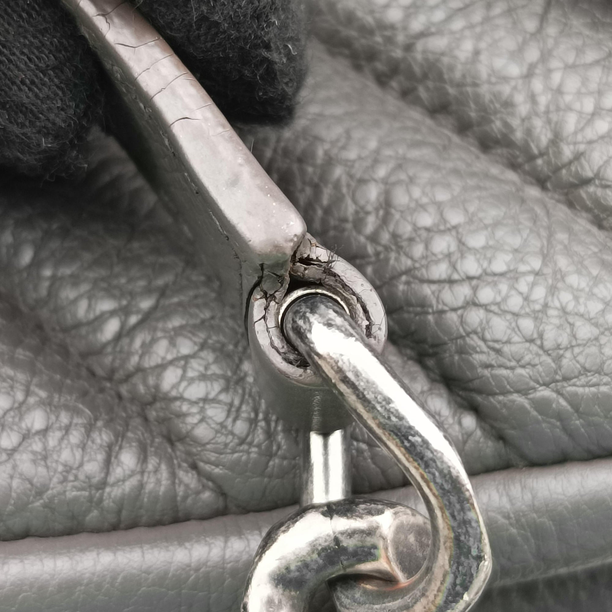 Pre-owned Yves Saint Laurent COLLEGE Grey Leather 498056 shoulderbag | stylenewstar