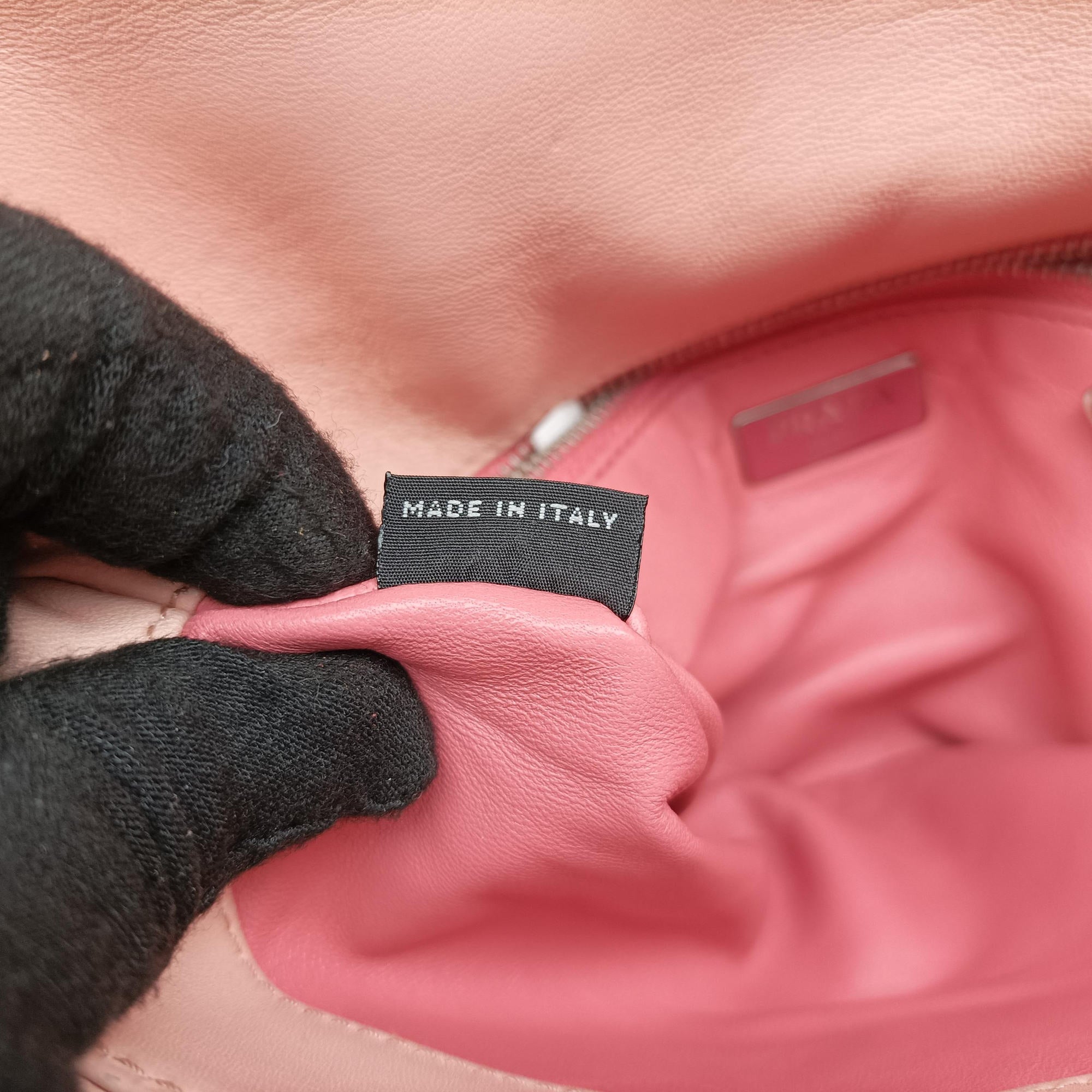 Secondhand Prada Fuoco Nappa Gaufre Pink Nappa Leather 1BD009 shoulderbag | stylenewstar