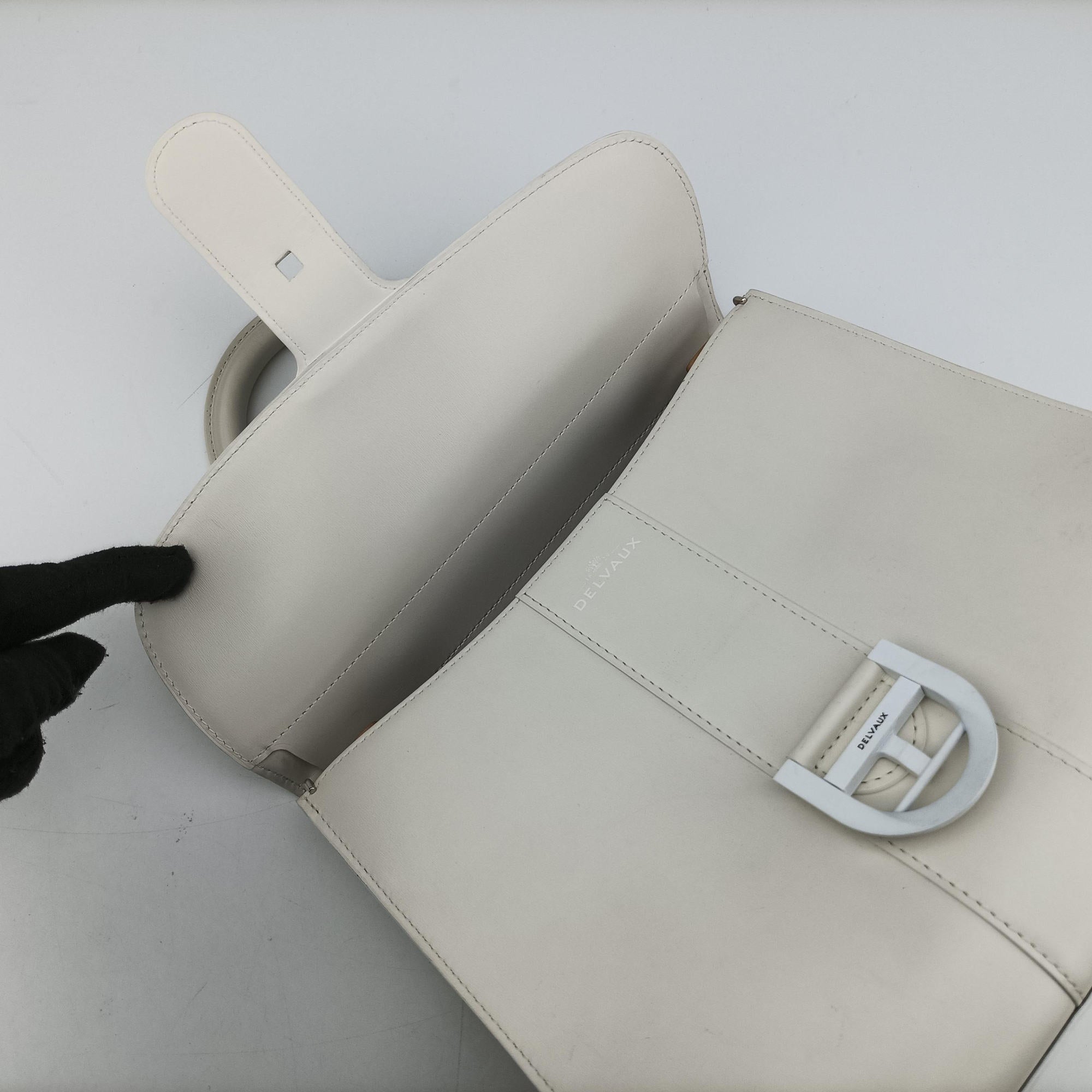 Secondhand Delvaux Brillant White Leather  shoulderbag | stylenewstar