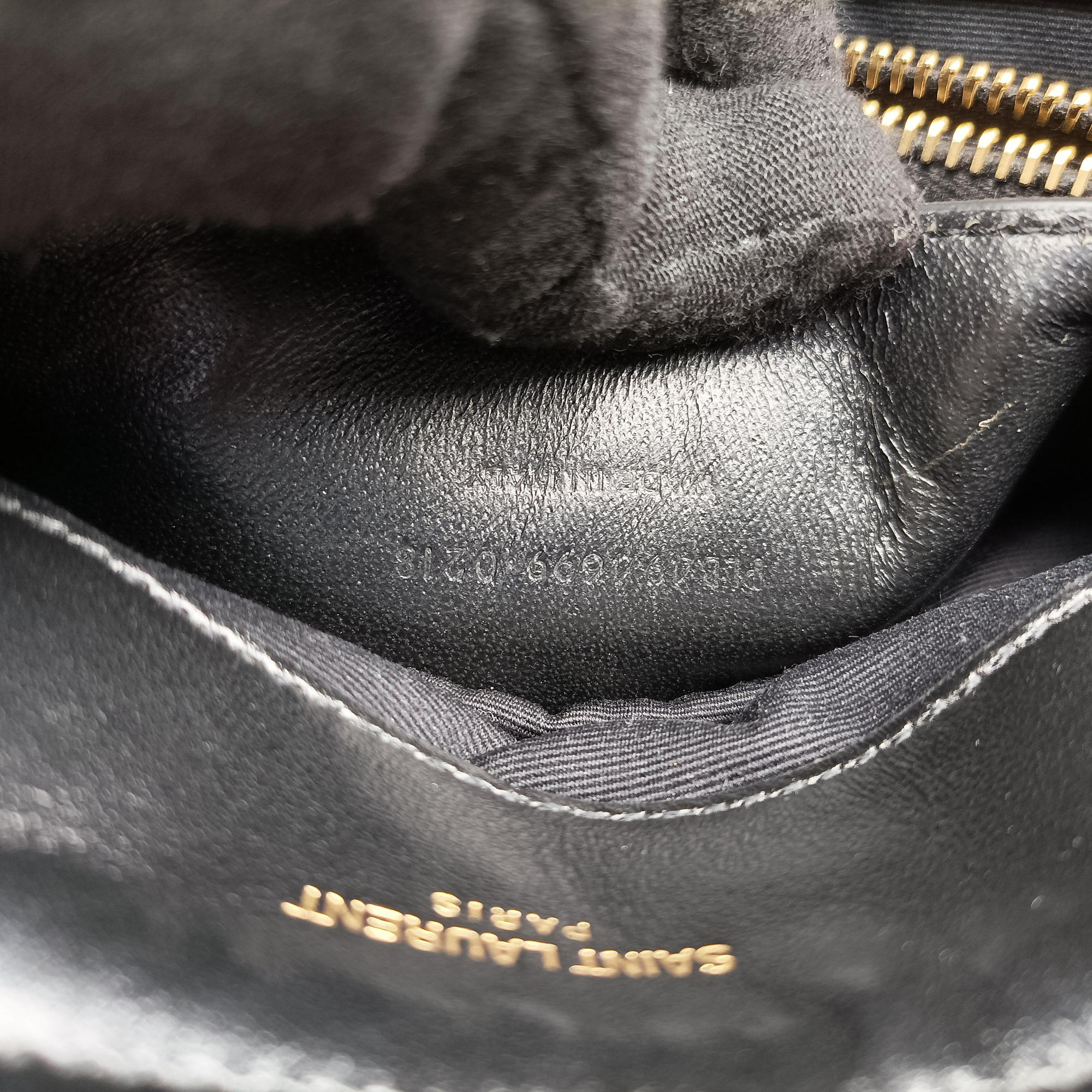 Secondhand Yves Saint Laurent LOULOU Black velour 494699 shoulderbag | stylenewstar