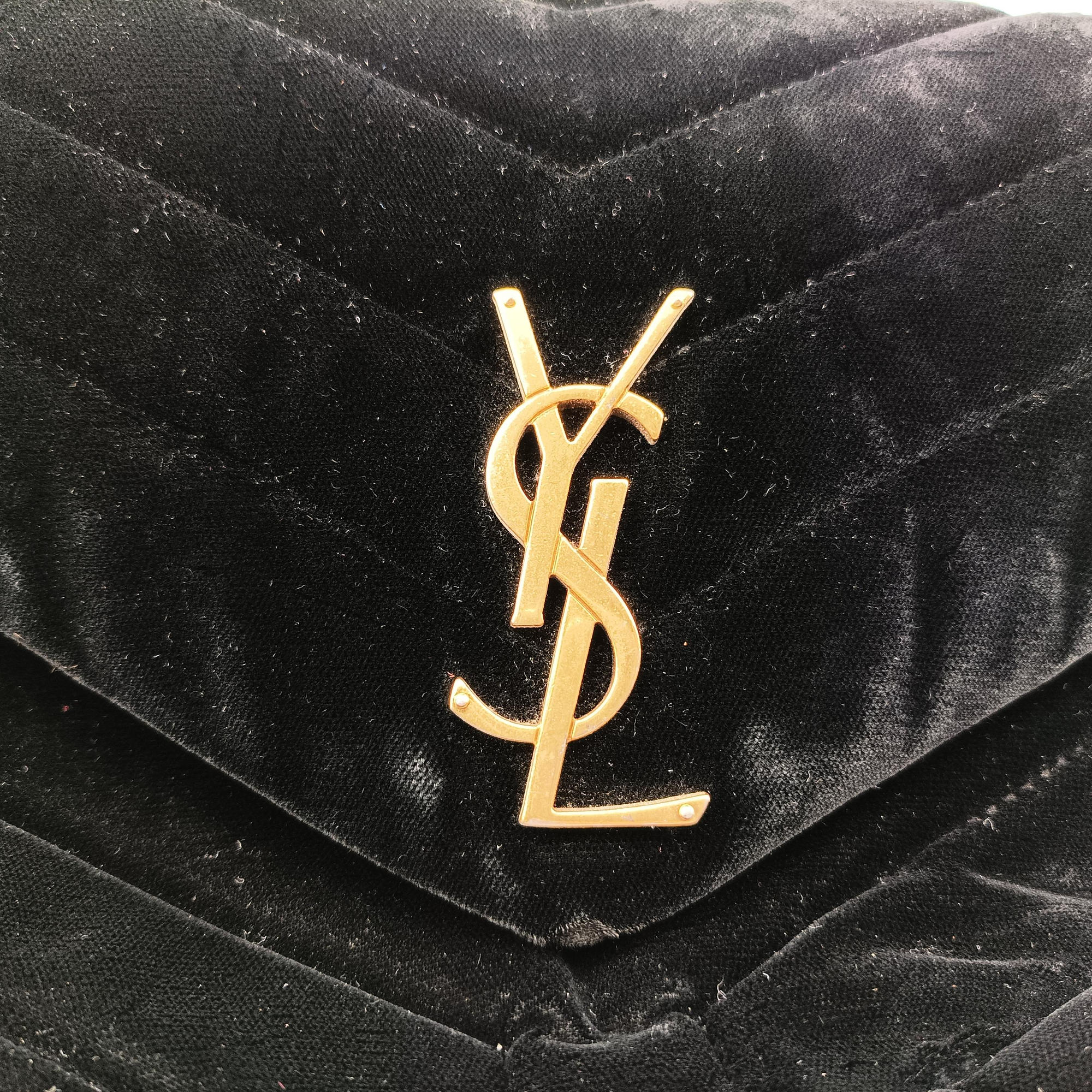 Secondhand Yves Saint Laurent LOULOU Black velour 494699 shoulderbag | stylenewstar