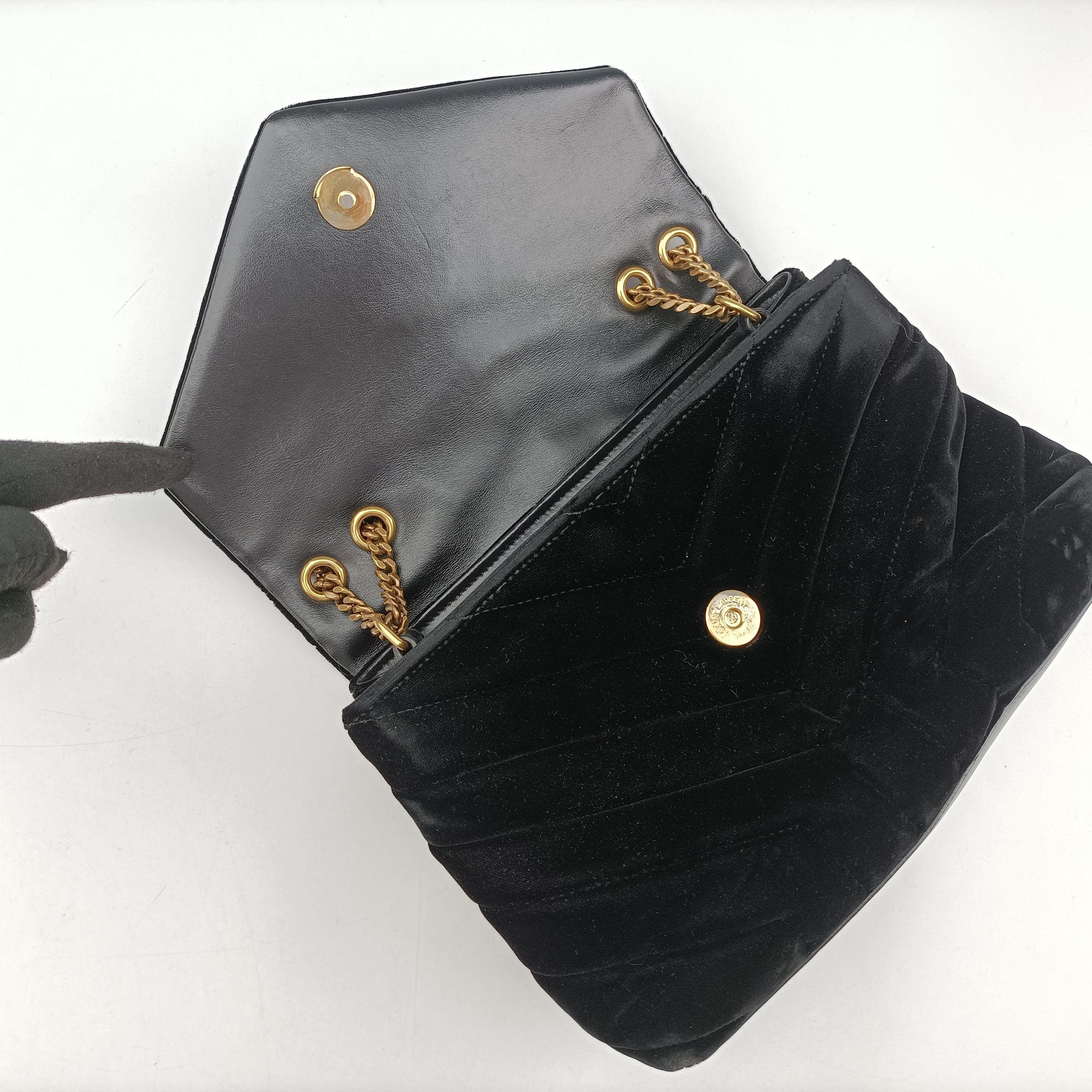 Secondhand Yves Saint Laurent LOULOU Black velour 494699 shoulderbag | stylenewstar