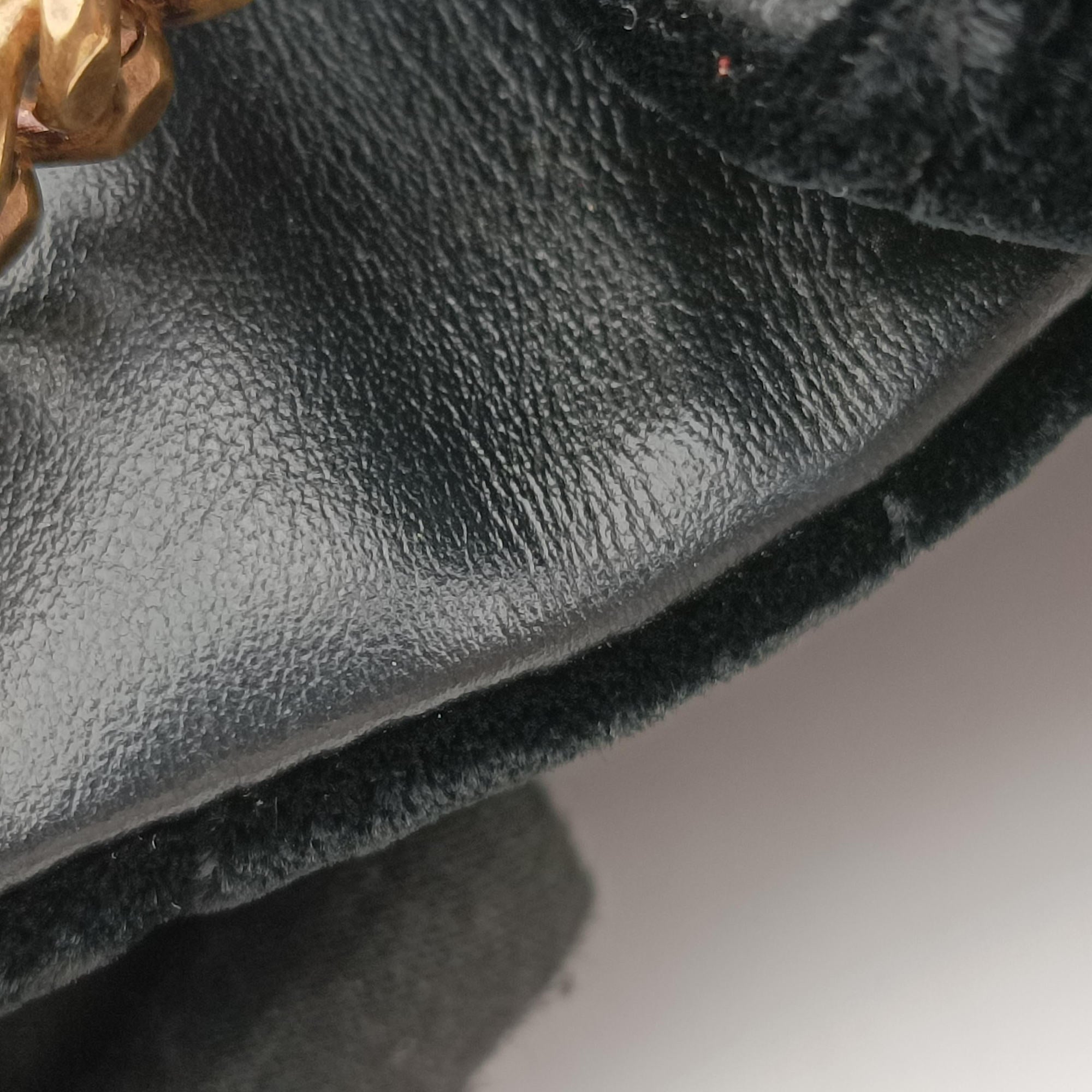 Secondhand Yves Saint Laurent LOULOU Black velour 494699 shoulderbag | stylenewstar