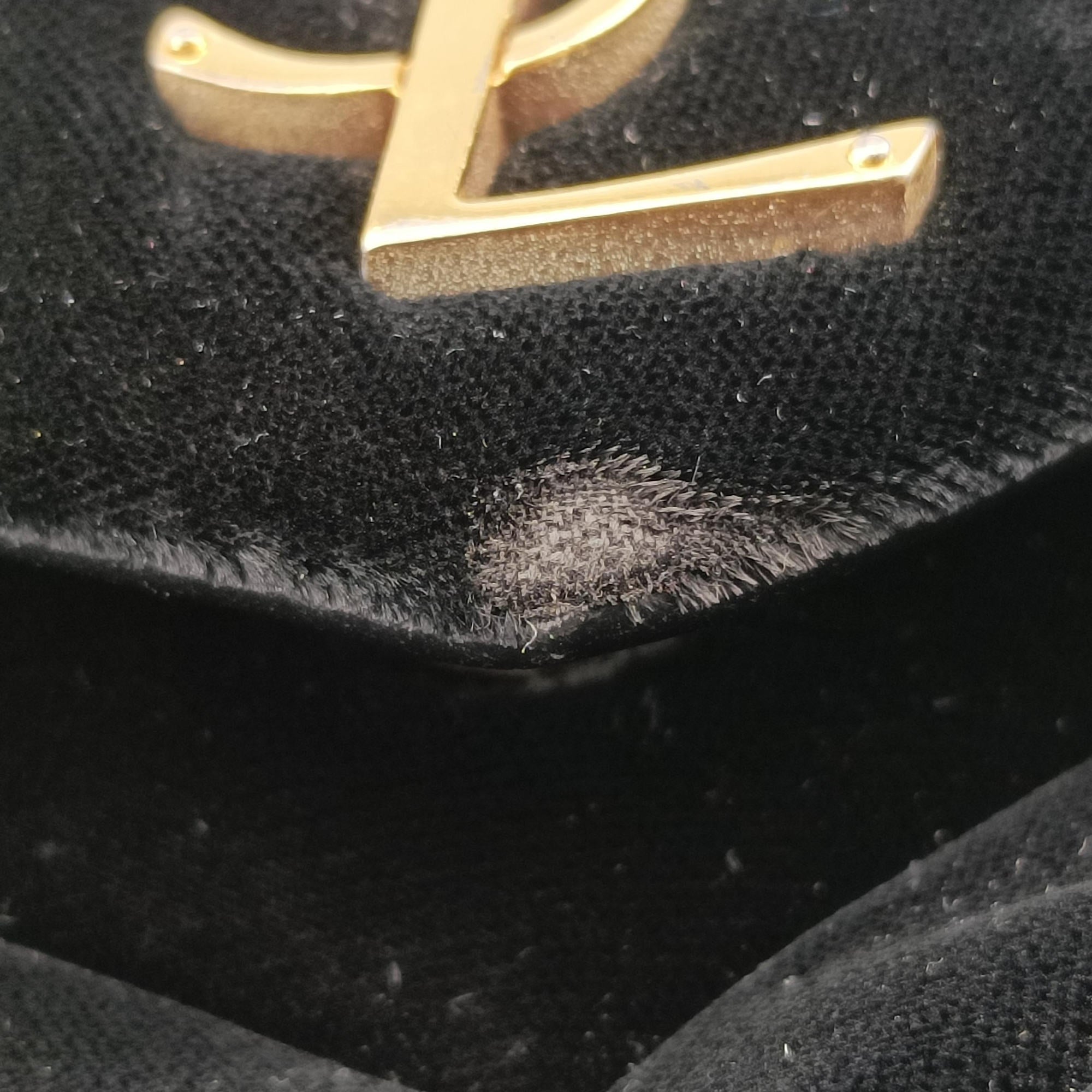 Secondhand Yves Saint Laurent LOULOU Black velour 494699 shoulderbag | stylenewstar