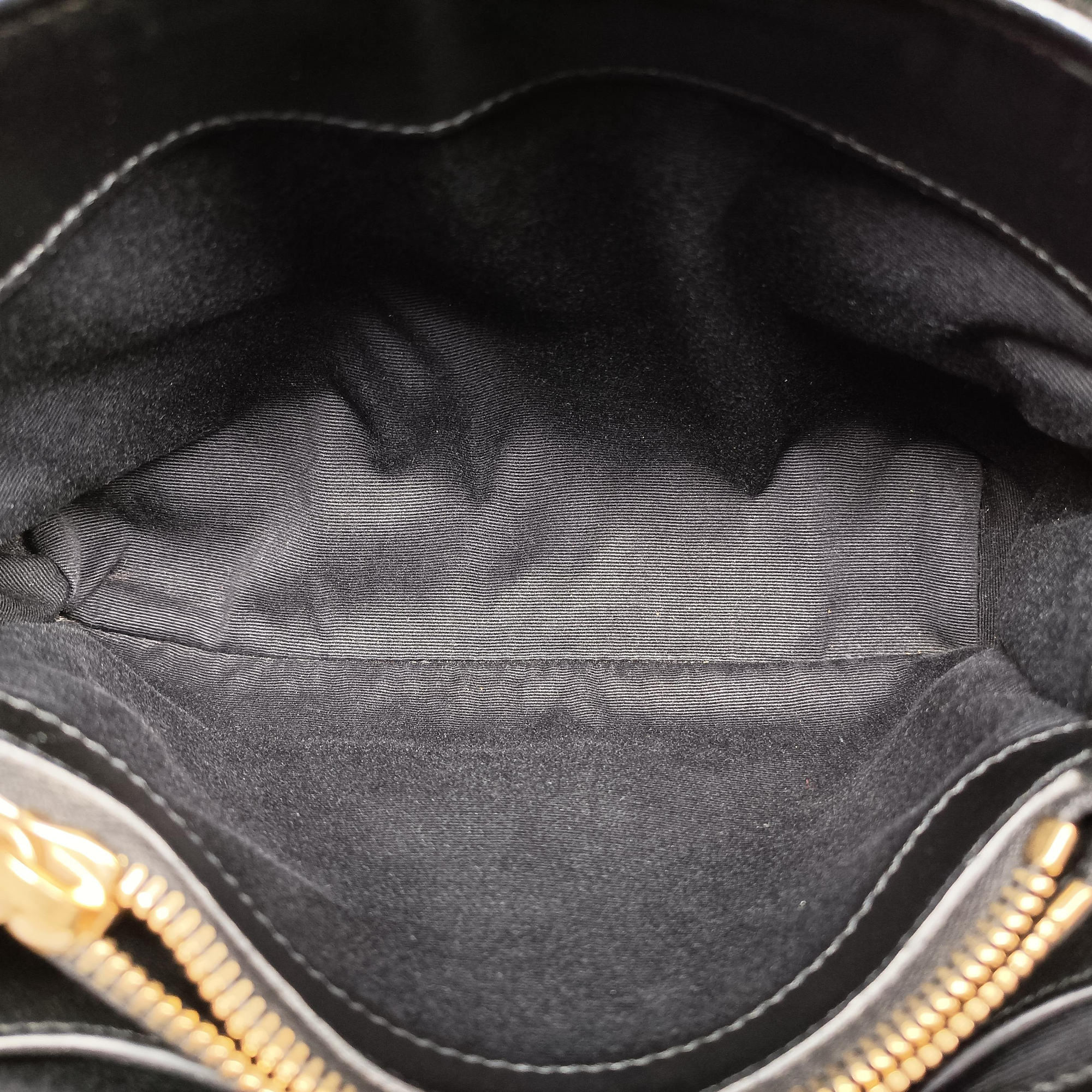 Secondhand Yves Saint Laurent LOULOU Black velour 494699 shoulderbag | stylenewstar