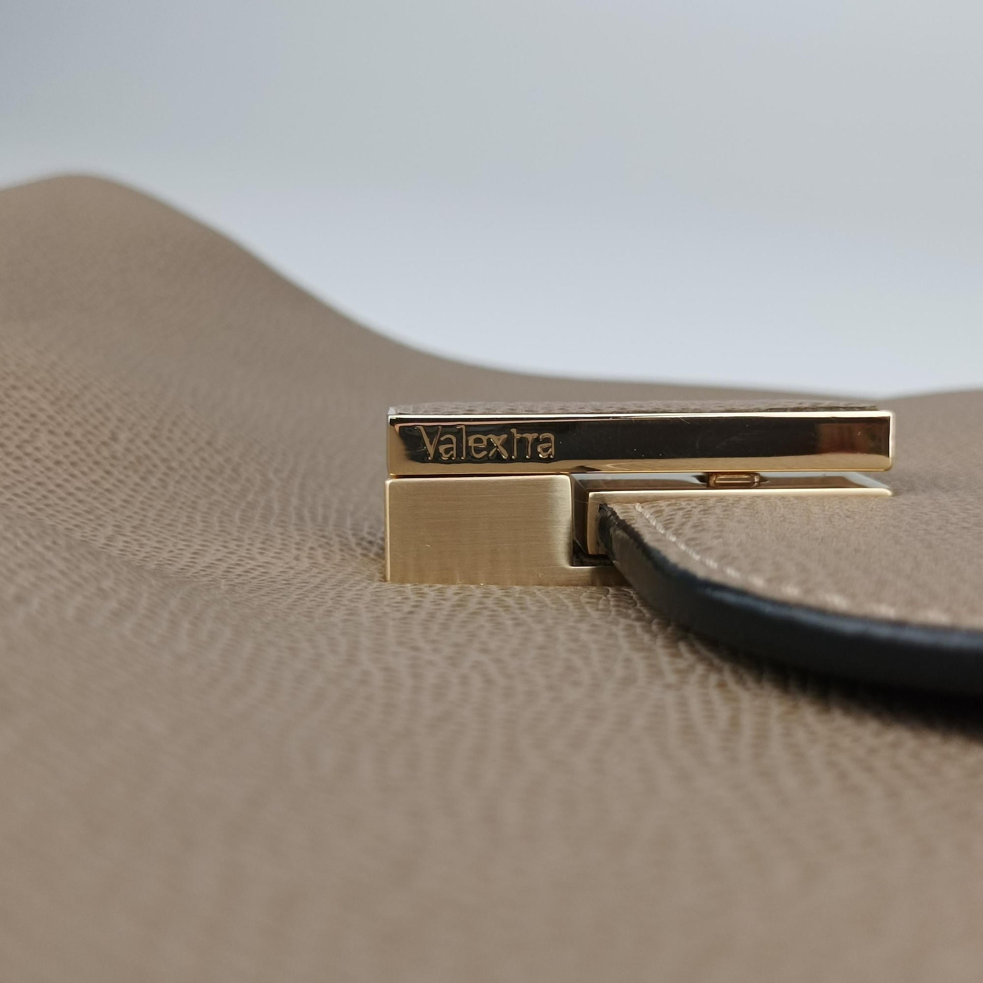 Secondhand Valextra Iside Brown Calfskin  shoulderbag | stylenewstar