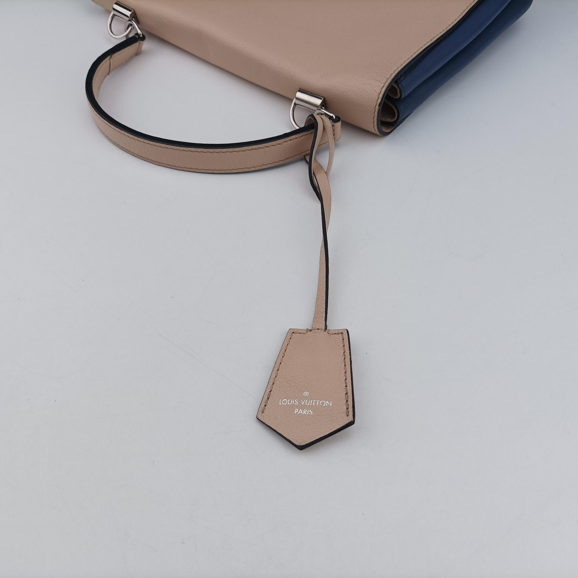 Secondhand Louis Vuitton Lockme II Denim Blue × Cream Taurillon leather M41793 shoulderbag | stylenewstar
