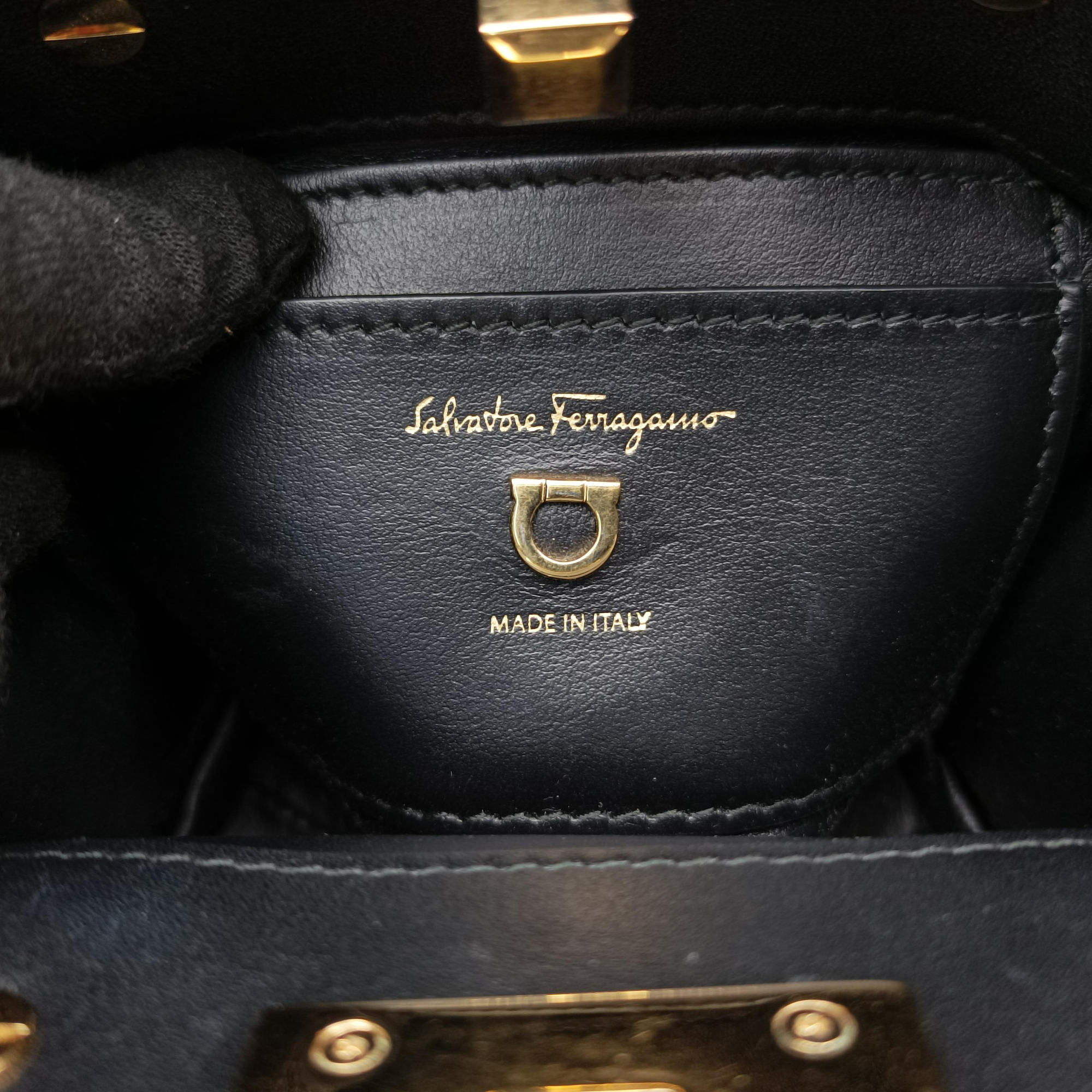 Pre-owned Ferragamo Studio Black Leather  shoulderbag | stylenewstar