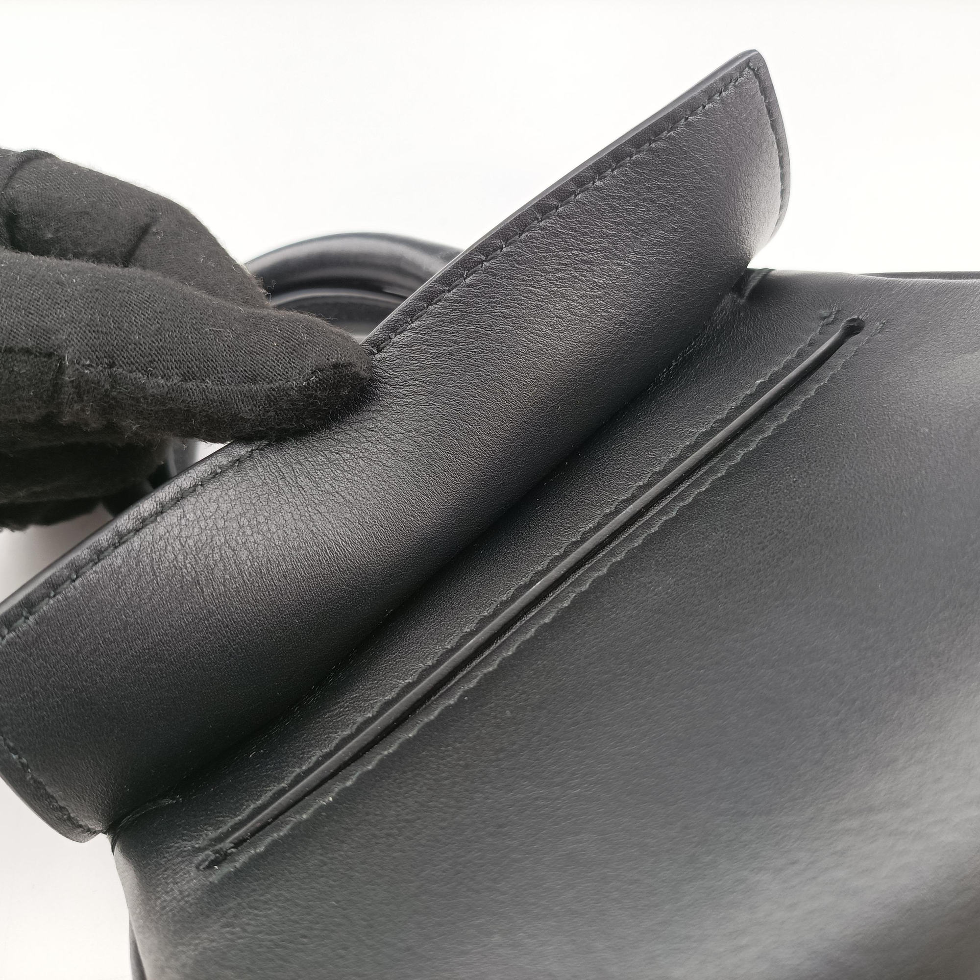 Pre-owned Ferragamo Studio Black Leather  shoulderbag | stylenewstar