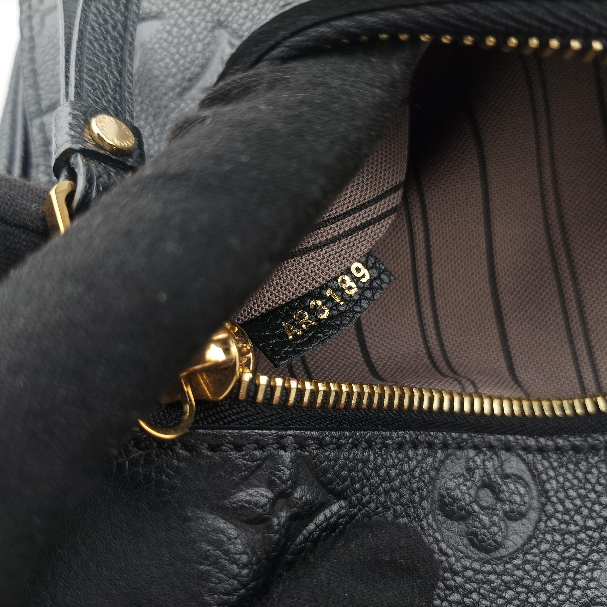 Vintage Louis Vuitton Pochette MeTIS MM Noir Monogram Empreinte M41487 handbag | stylenewstar