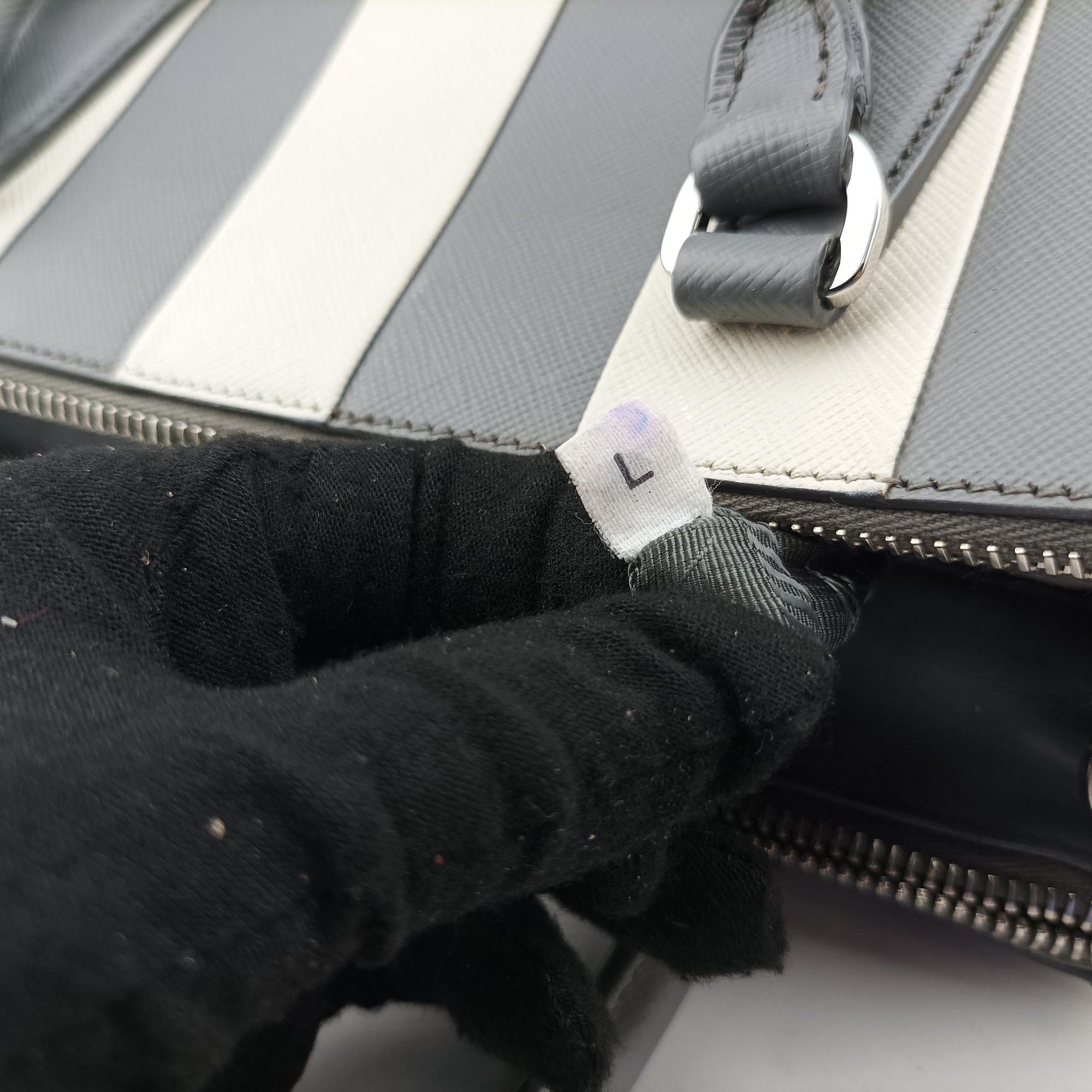 Vintage Prada Galleria White× Gray Saffiano Leather  shoulderbag | stylenewstar