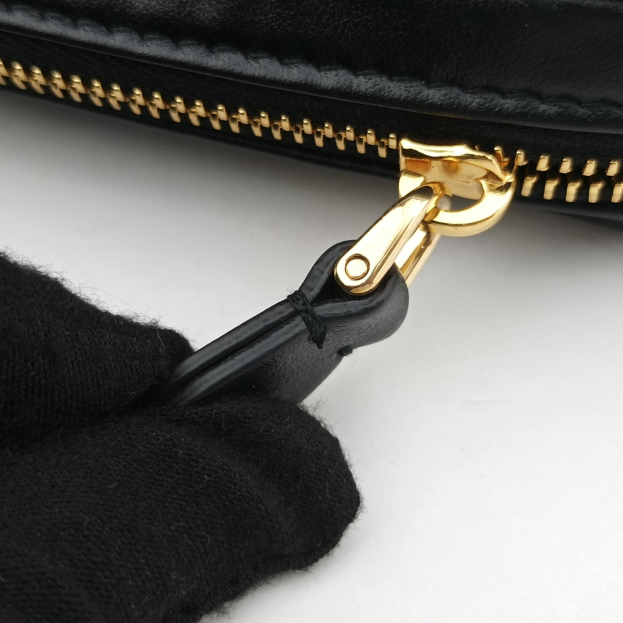 Secondhand Miu Miu Logo belt Black leather  bum bag/waist bag | stylenewstar