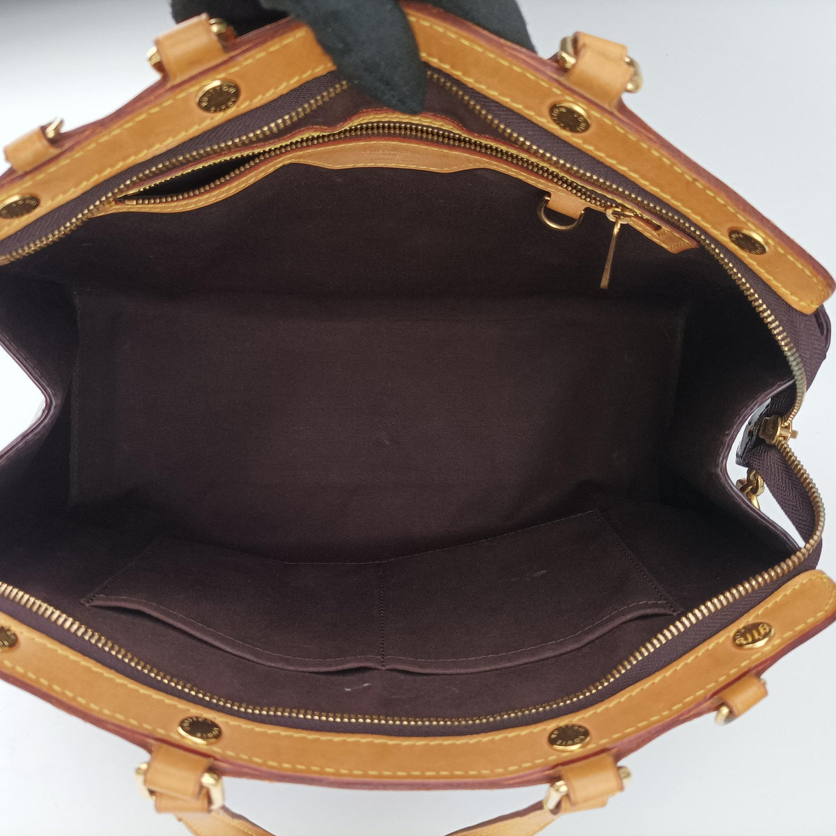 Pre-owned Louis Vuitton Brea MM AMARANTE Vernis M91619 handbag | stylenewstar