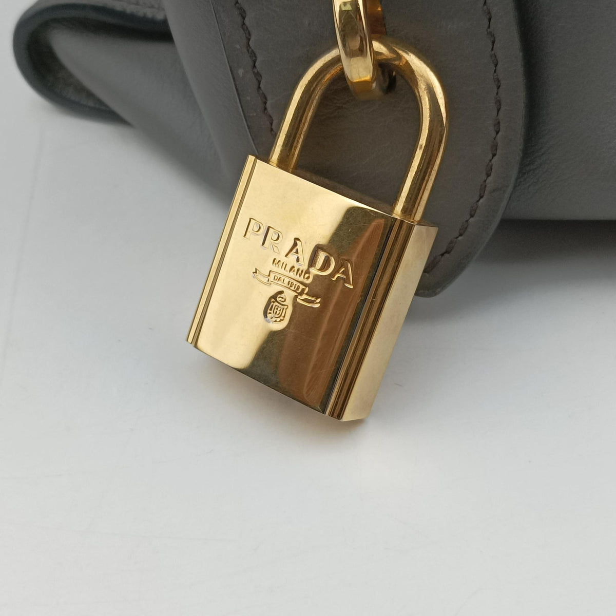 Secondhand Prada Esplanade Grey SAFFIANO Leather 1BA045 shoulderbag | stylenewstar