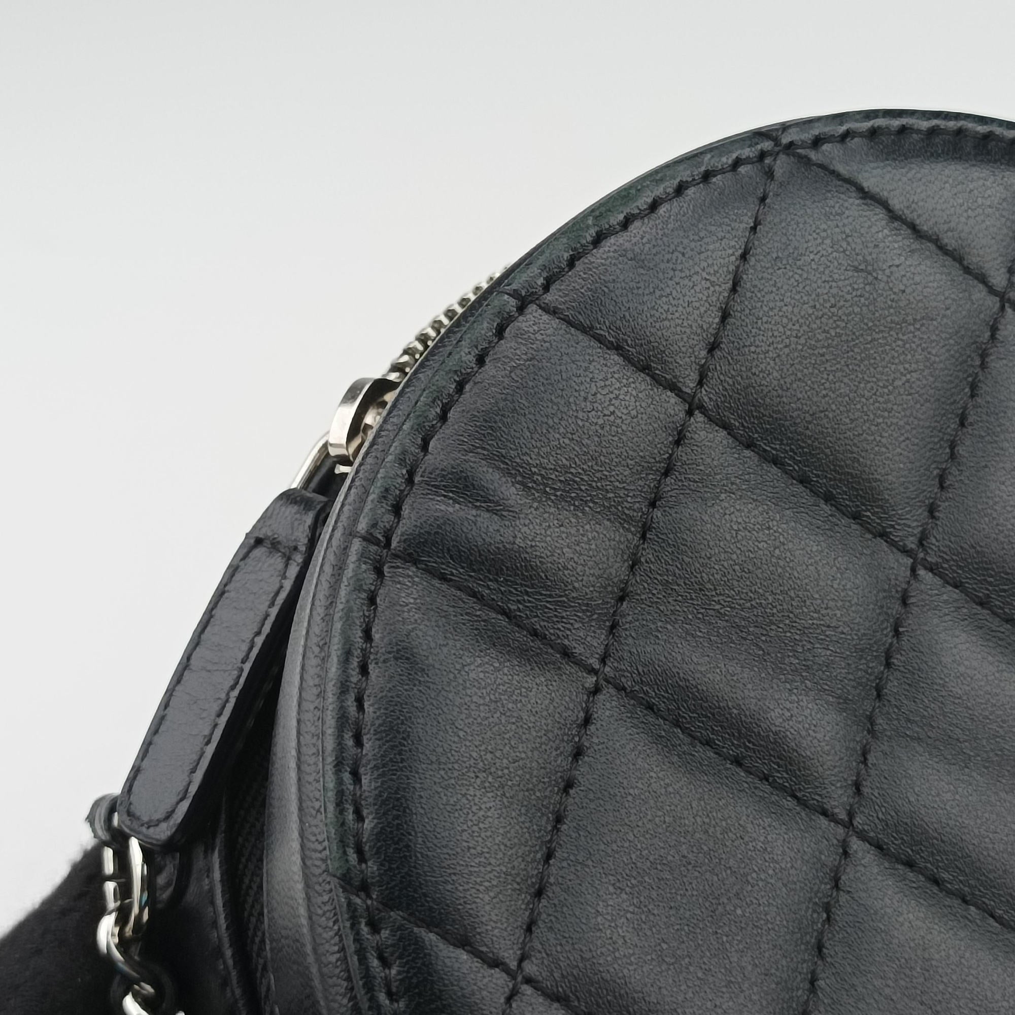 Secondhand Chanel Matelasse Round Black lambskin AP0245 shoulderbag | stylenewstar