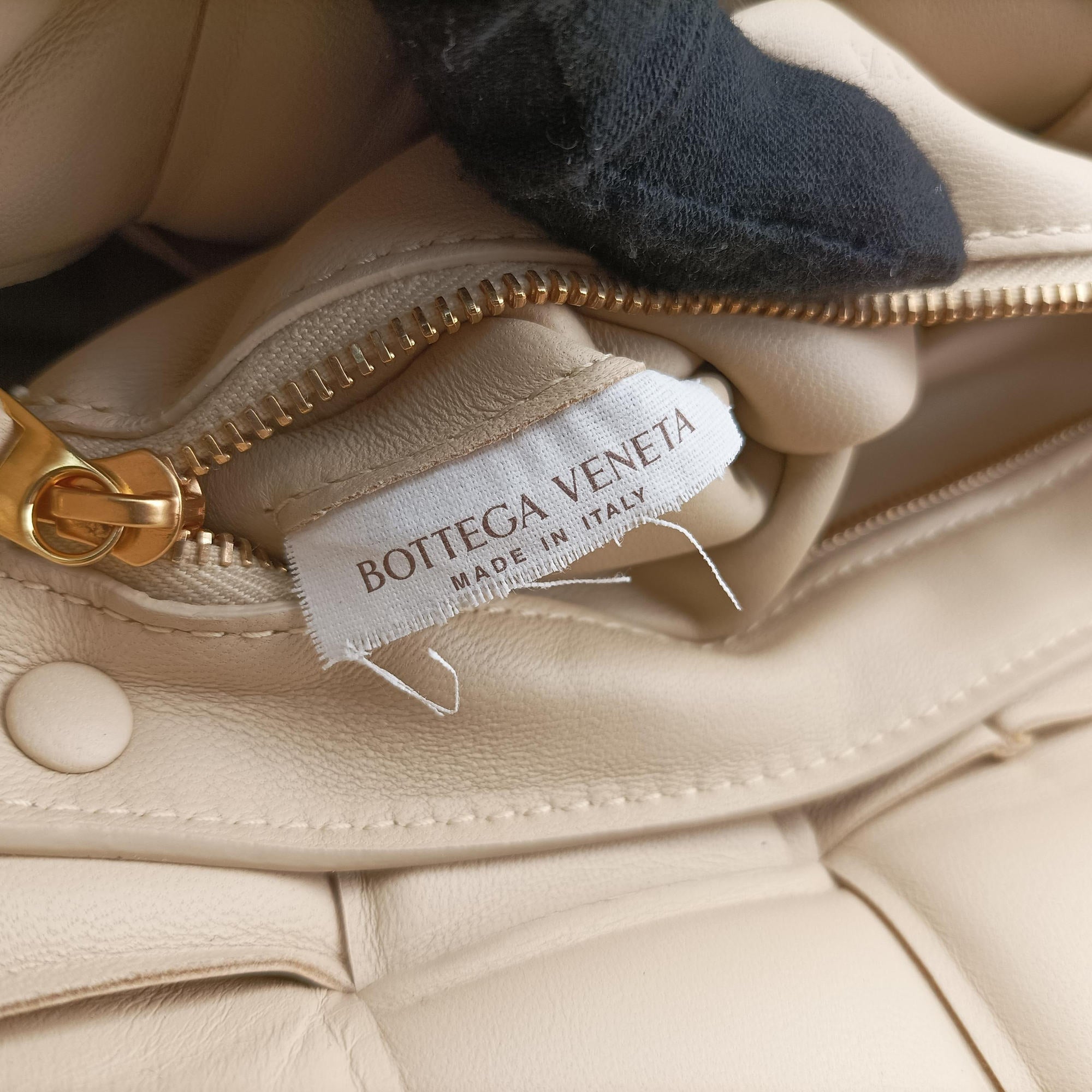 Vintage Bottega Veneta Padded CASSETTE Beige lambskin  shoulderbag | stylenewstar