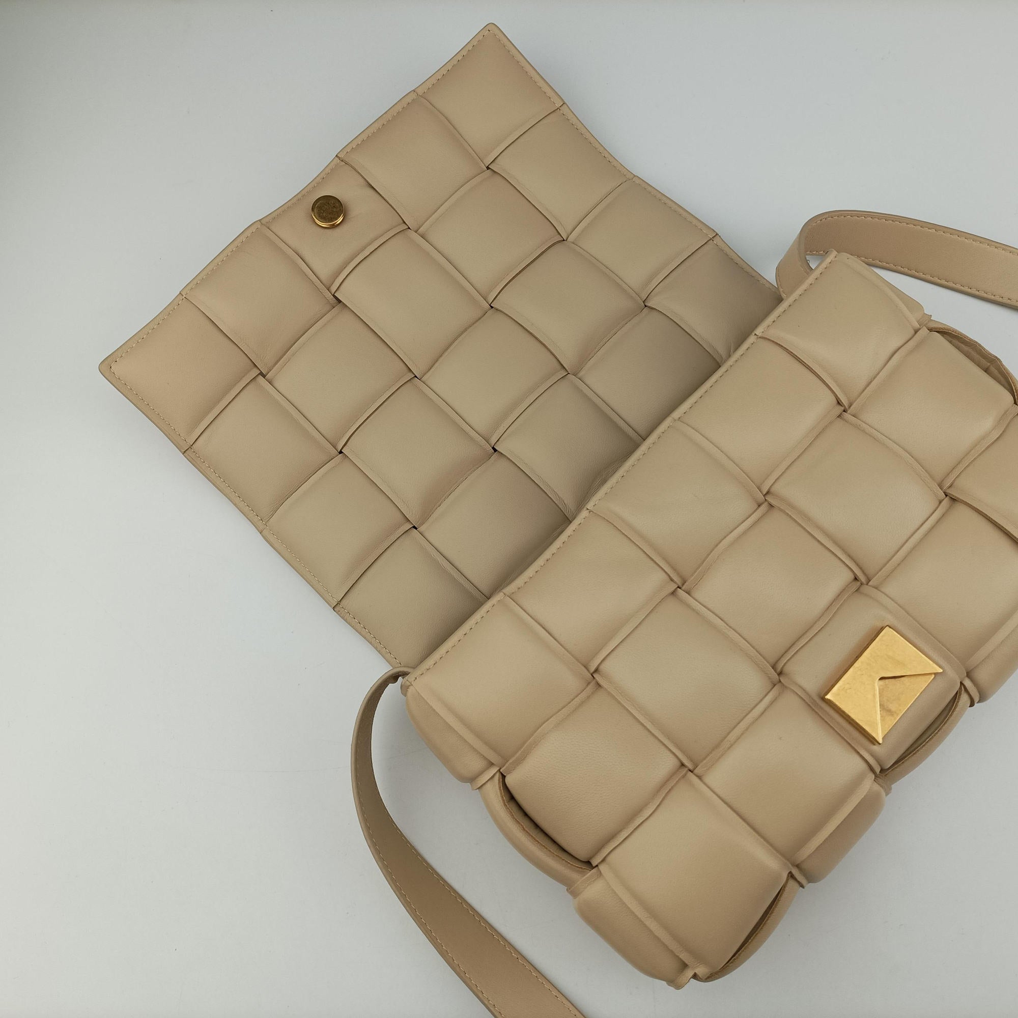 Vintage Bottega Veneta Padded CASSETTE Beige lambskin  shoulderbag | stylenewstar
