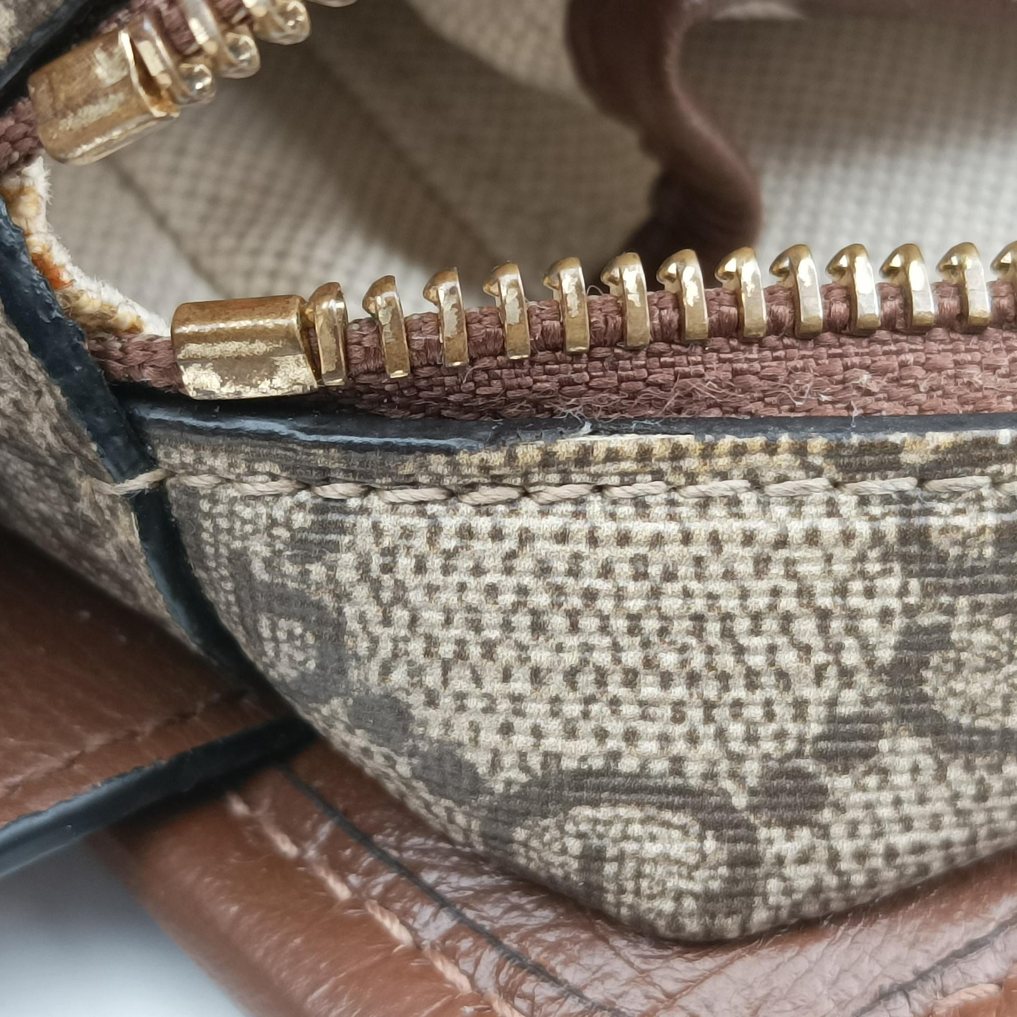 Pre-owned Gucci Fake/Not GG Supreme Brown PVC coated canvas 636243 clutchbag | stylenewstar