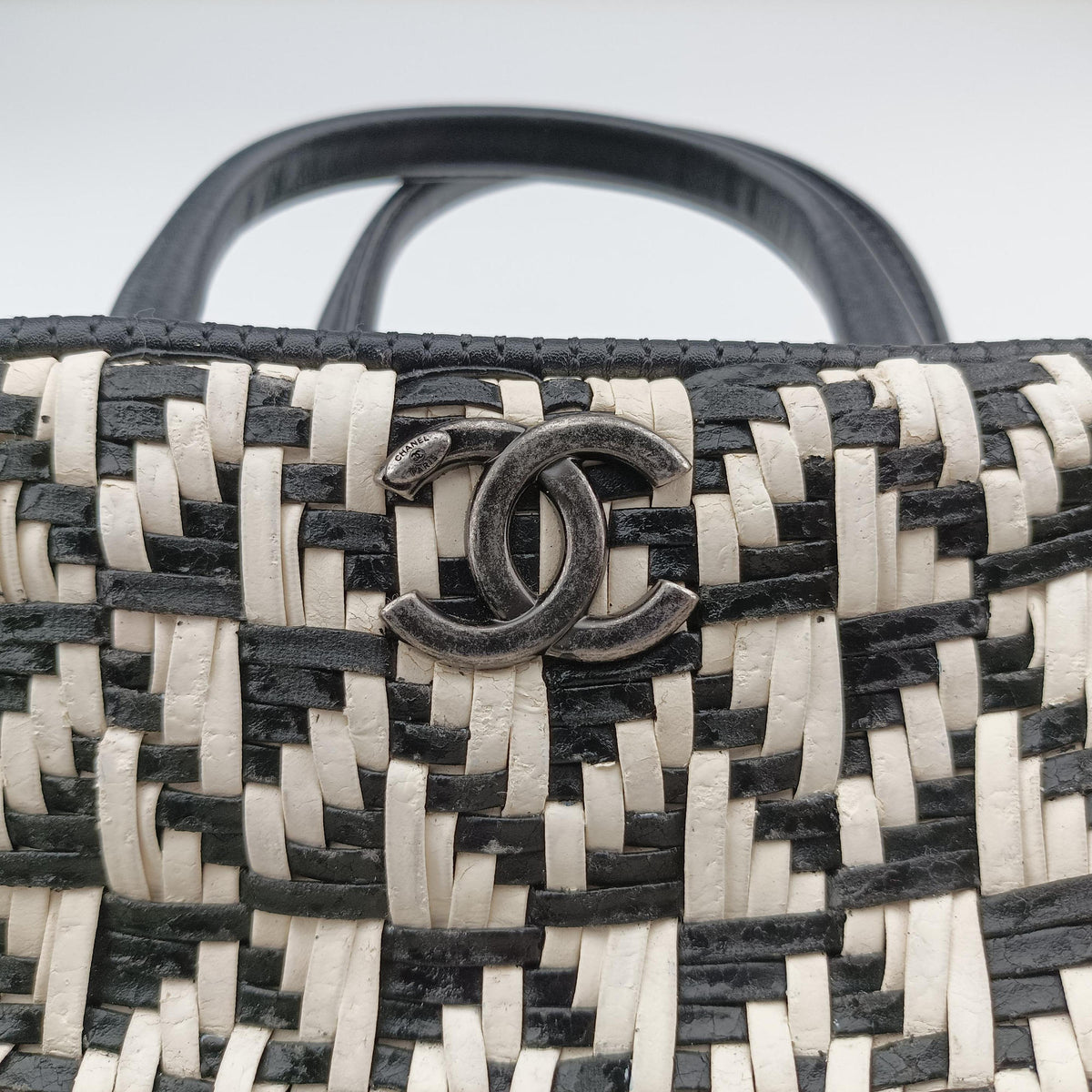 Pre-owned Chanel CC Woven Bowling White x Black Leather A93123 handbag | stylenewstar