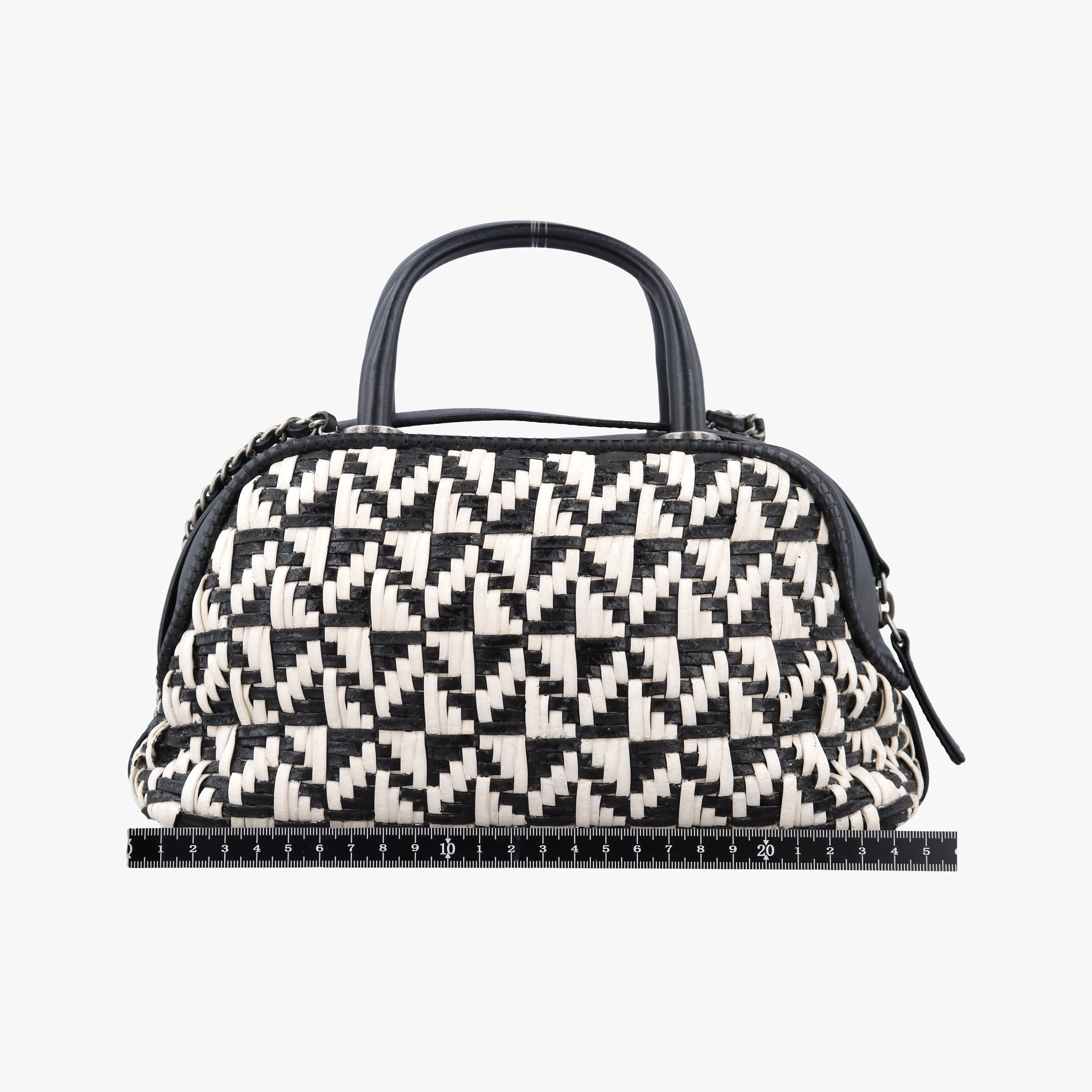 Pre-owned Chanel CC Woven Bowling White x Black Leather A93123 handbag | stylenewstar