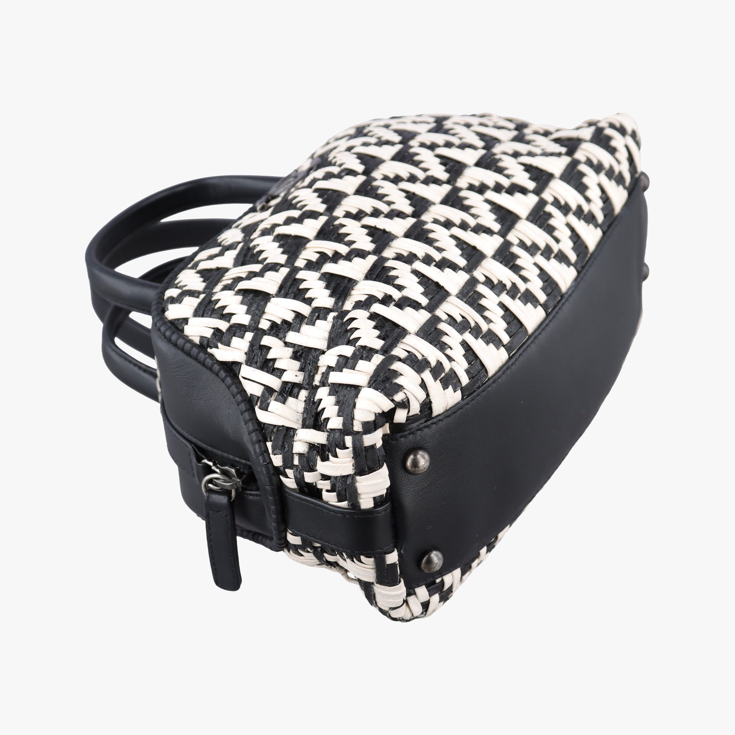 Pre-owned Chanel CC Woven Bowling White x Black Leather A93123 handbag | stylenewstar