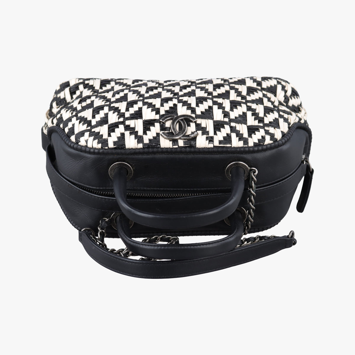 Pre-owned Chanel CC Woven Bowling White x Black Leather A93123 handbag | stylenewstar
