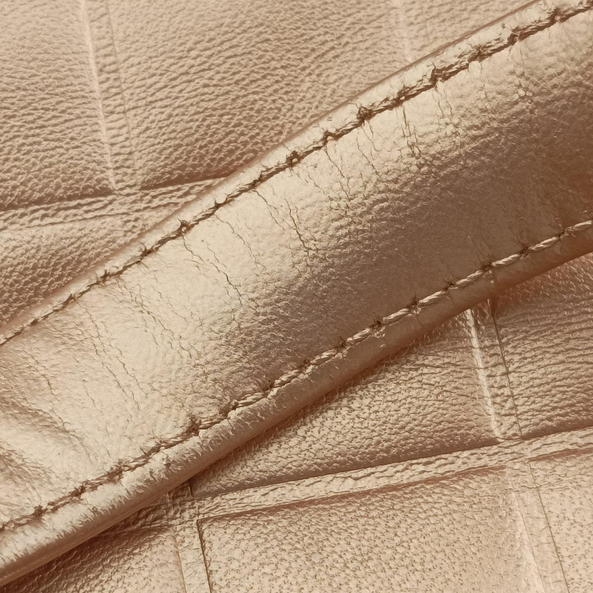 Pre-owned Chanel Choco Bar Golden lambskin A17443 handbag | stylenewstar
