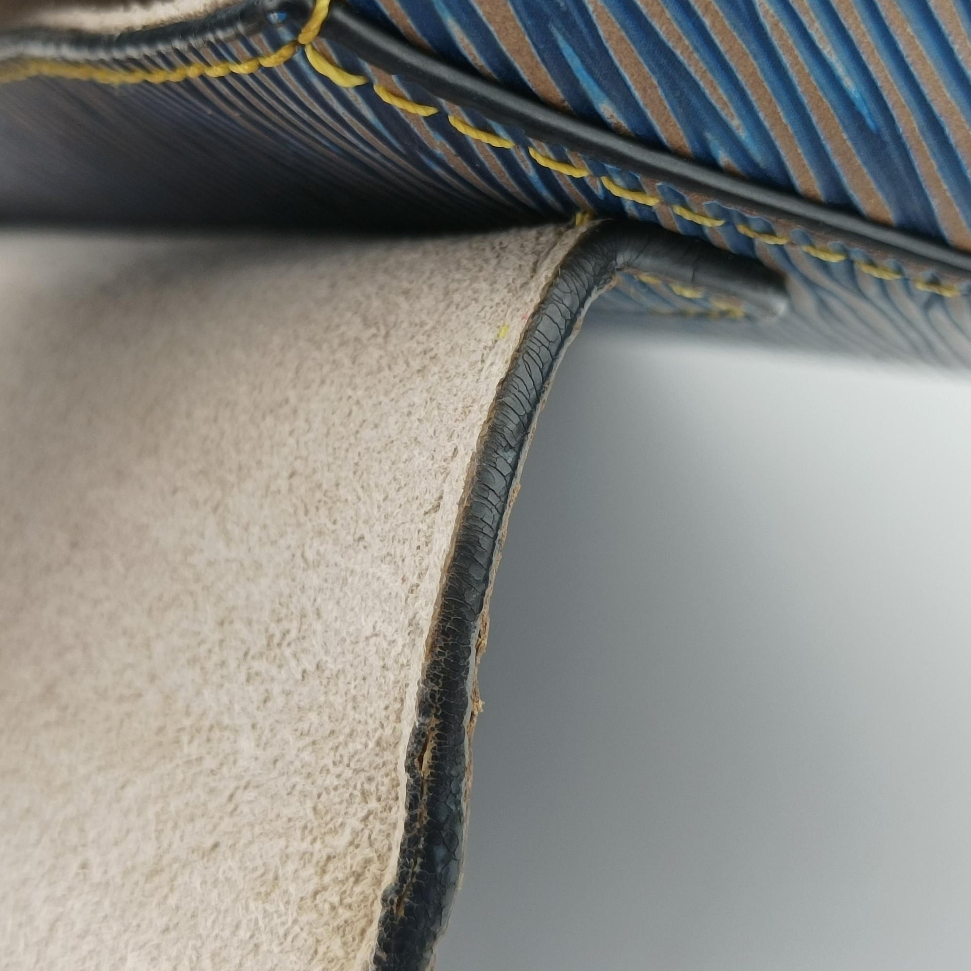 Secondhand Louis Vuitton Twist MM Denim blue Epi M50271 shoulderbag | stylenewstar