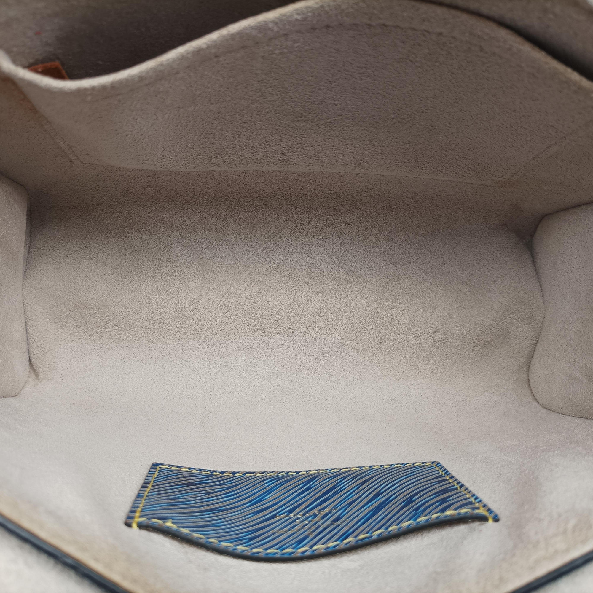 Secondhand Louis Vuitton Twist MM Denim blue Epi M50271 shoulderbag | stylenewstar