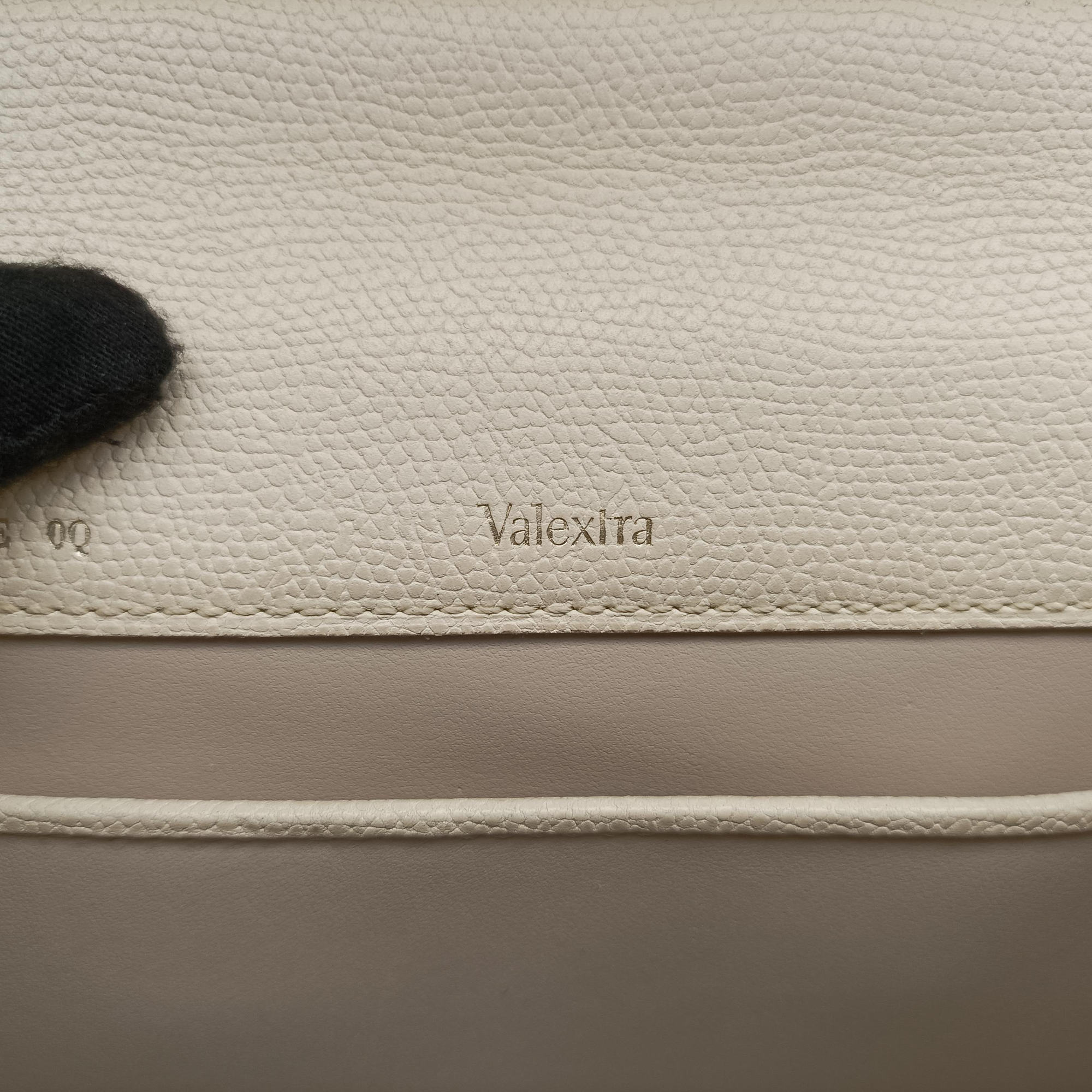 Pre-owned Valextra Iside White Calfskin  shoulderbag | stylenewstar