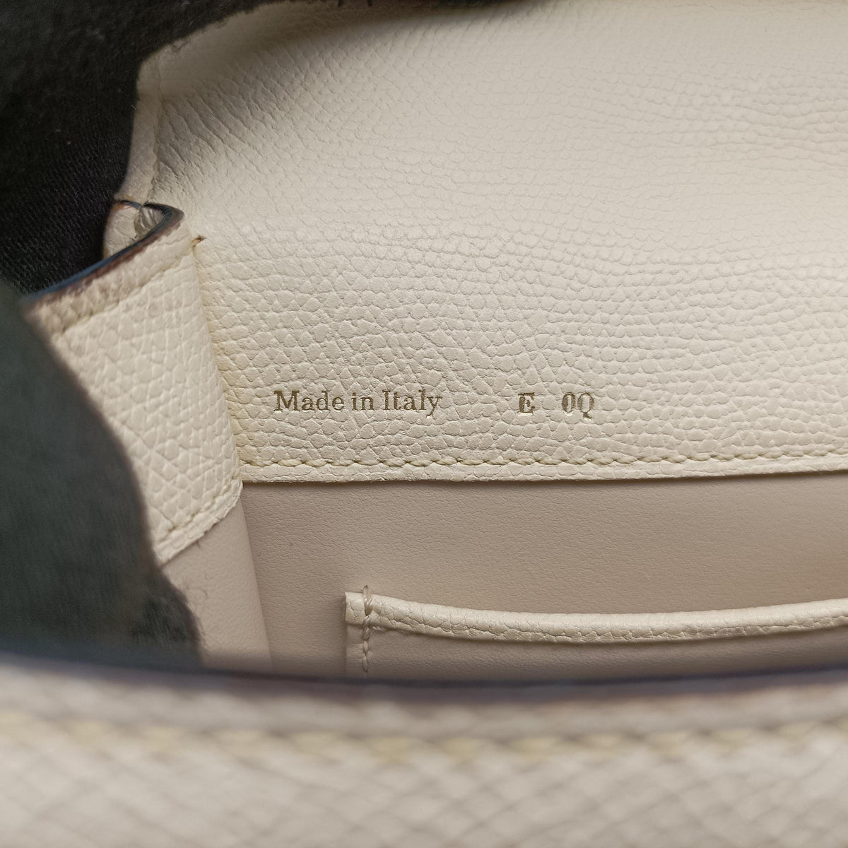 Pre-owned Valextra Iside White Calfskin  shoulderbag | stylenewstar