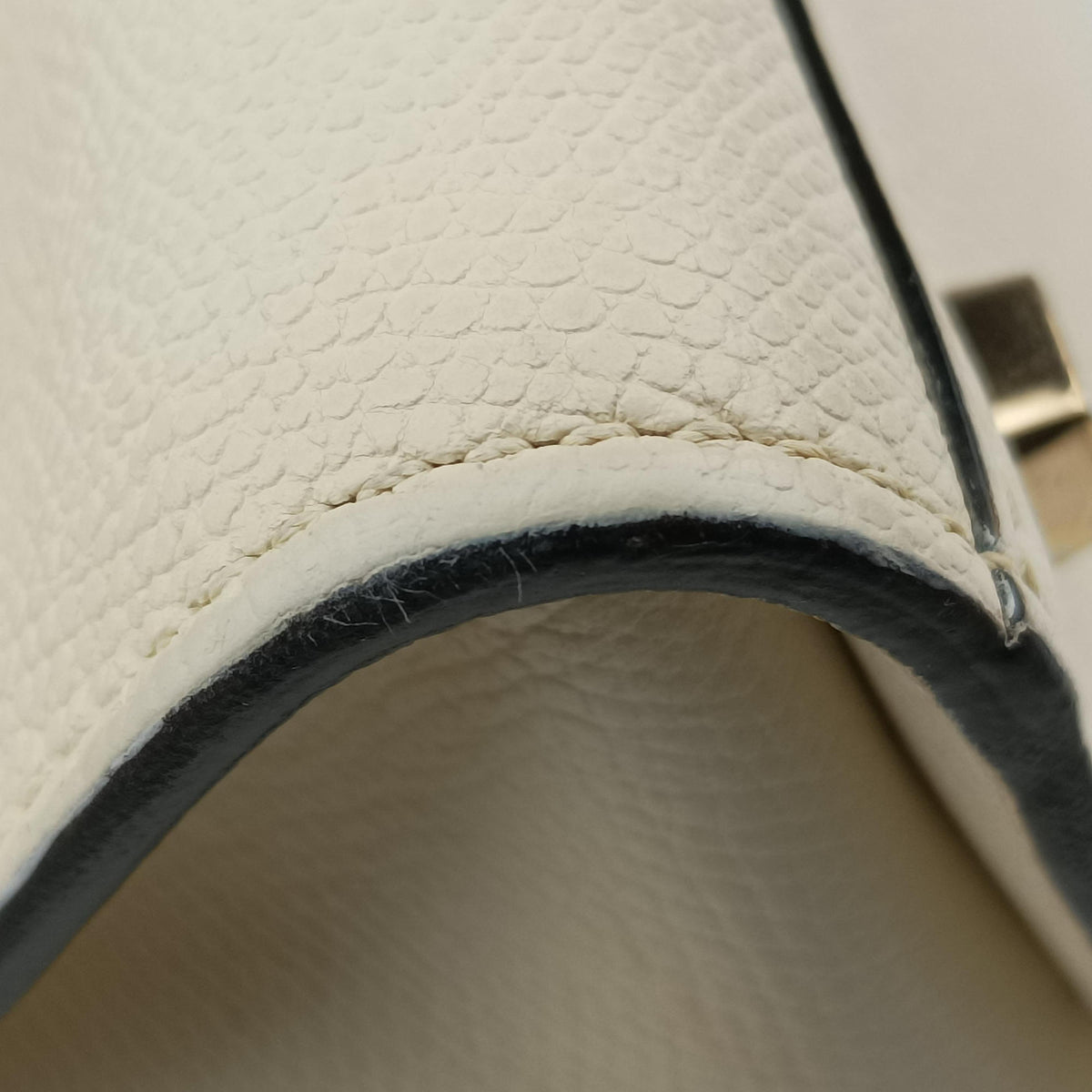 Pre-owned Valextra Iside White Calfskin  shoulderbag | stylenewstar